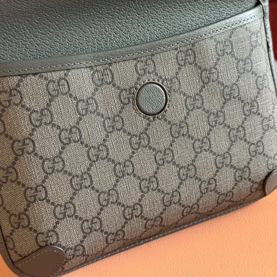 p640. 📣📣📣【Original leather accessories🌈 Equipped with full counter packaging】🔥🔥 Ophidia series GG small waist bag. The Ophidia series combines the traditional essence of Gucci with modern design to present dazzling new works with ingenuity. This men's belt bag cleverly combines Double G hardware and GG Supreme canvas, a new interpretation of the classic material in gray and black. The waist strap is adjustable to create a variety of carrying options. Gray and black GG Supreme canvas, gray leather trim, palladium tone hardware, cotton and linen lining Double G, belt length adjustable from 52 to 81 cm, flap with magnetic snap closure, weight: approx. 0.37 kg. Model: 752597. Dimensions: 23.9 (W) x 17 (H) x 3.6cm (D) Color: Gray/PVC. Made in Italy