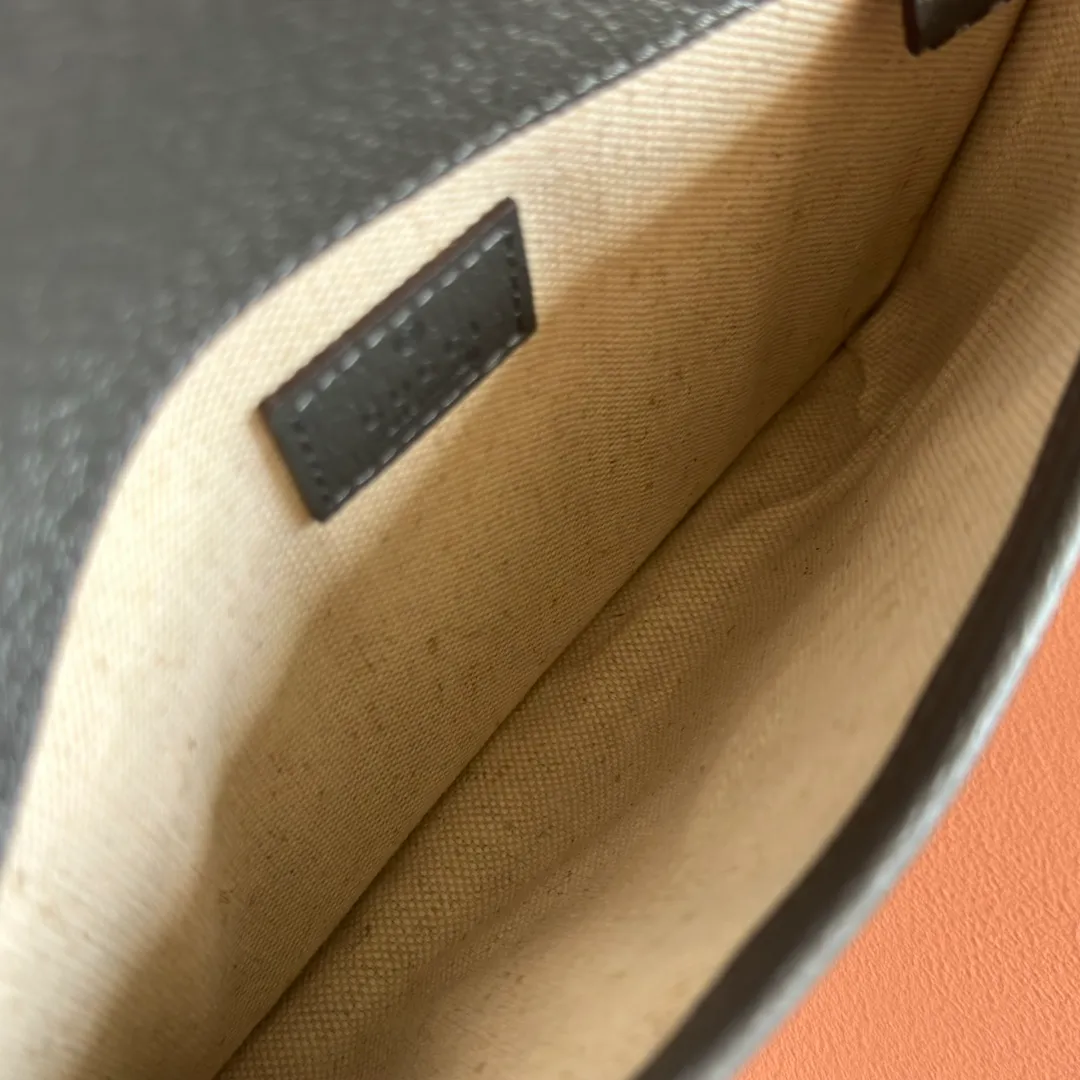 p640. 📣📣📣【Original leather accessories🌈 Equipped with full counter packaging】🔥🔥 Ophidia series GG small waist bag. The Ophidia series combines the traditional essence of Gucci with modern design to present dazzling new works with ingenuity. This men's belt bag cleverly combines Double G hardware and GG Supreme canvas, a new interpretation of the classic material in gray and black. The waist strap is adjustable to create a variety of carrying options. Gray and black GG Supreme canvas, gray leather trim, palladium tone hardware, cotton and linen lining Double G, belt length adjustable from 52 to 81 cm, flap with magnetic snap closure, weight: approx. 0.37 kg. Model: 752597. Dimensions: 23.9 (W) x 17 (H) x 3.6cm (D) Color: Gray/PVC. Made in Italy