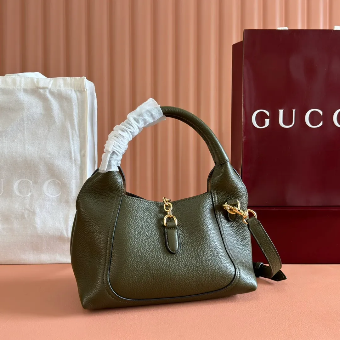 p1320. 💋💋💋【Full set of packaging at the counter】This Gucci Softbit series shoulder bag is ingeniously integrated with the brand's classic equestrian style accessories in the shape of a large half-horse bit. Black grained calf leather Light gold tone hardware Brown microfiber lining Half horsebit closure Holds iPhone Pro Max/Plus, Airpods, long wallet and lipstick Handle height: 15 cm Magnetic closure Model number: 837333. Dimensions: 27.5cm (width) x 21cm (height) x 16cm (depth) Weight: about 0.6kg Color: green full leather/original leather. Made in Italy