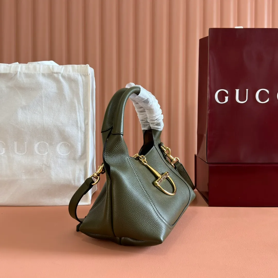 p1320. 💋💋💋【Full set of packaging at the counter】This Gucci Softbit series shoulder bag is ingeniously integrated with the brand's classic equestrian style accessories in the shape of a large half-horse bit. Black grained calf leather Light gold tone hardware Brown microfiber lining Half horsebit closure Holds iPhone Pro Max/Plus, Airpods, long wallet and lipstick Handle height: 15 cm Magnetic closure Model number: 837333. Dimensions: 27.5cm (width) x 21cm (height) x 16cm (depth) Weight: about 0.6kg Color: green full leather/original leather. Made in Italy