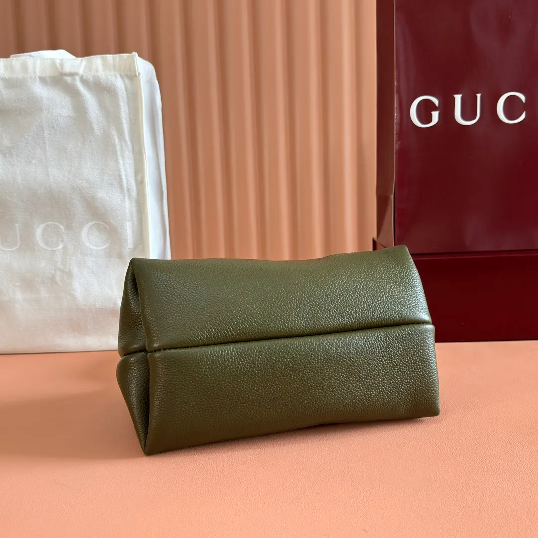 p1320. 💋💋💋【Full set of packaging at the counter】This Gucci Softbit series shoulder bag is ingeniously integrated with the brand's classic equestrian style accessories in the shape of a large half-horse bit. Black grained calf leather Light gold tone hardware Brown microfiber lining Half horsebit closure Holds iPhone Pro Max/Plus, Airpods, long wallet and lipstick Handle height: 15 cm Magnetic closure Model number: 837333. Dimensions: 27.5cm (width) x 21cm (height) x 16cm (depth) Weight: about 0.6kg Color: green full leather/original leather. Made in Italy