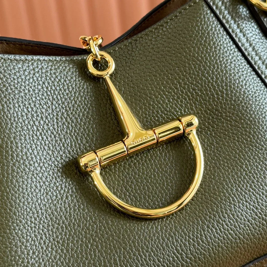 p1320. 💋💋💋【Full set of packaging at the counter】This Gucci Softbit series shoulder bag is ingeniously integrated with the brand's classic equestrian style accessories in the shape of a large half-horse bit. Black grained calf leather Light gold tone hardware Brown microfiber lining Half horsebit closure Holds iPhone Pro Max/Plus, Airpods, long wallet and lipstick Handle height: 15 cm Magnetic closure Model number: 837333. Dimensions: 27.5cm (width) x 21cm (height) x 16cm (depth) Weight: about 0.6kg Color: green full leather/original leather. Made in Italy