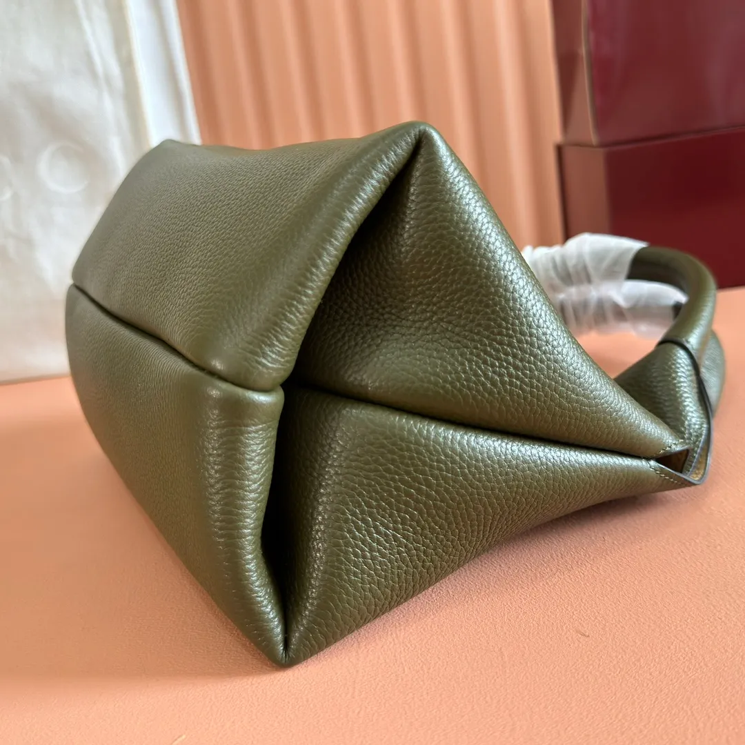 p1320. 💋💋💋【Full set of packaging at the counter】This Gucci Softbit series shoulder bag is ingeniously integrated with the brand's classic equestrian style accessories in the shape of a large half-horse bit. Black grained calf leather Light gold tone hardware Brown microfiber lining Half horsebit closure Holds iPhone Pro Max/Plus, Airpods, long wallet and lipstick Handle height: 15 cm Magnetic closure Model number: 837333. Dimensions: 27.5cm (width) x 21cm (height) x 16cm (depth) Weight: about 0.6kg Color: green full leather/original leather. Made in Italy