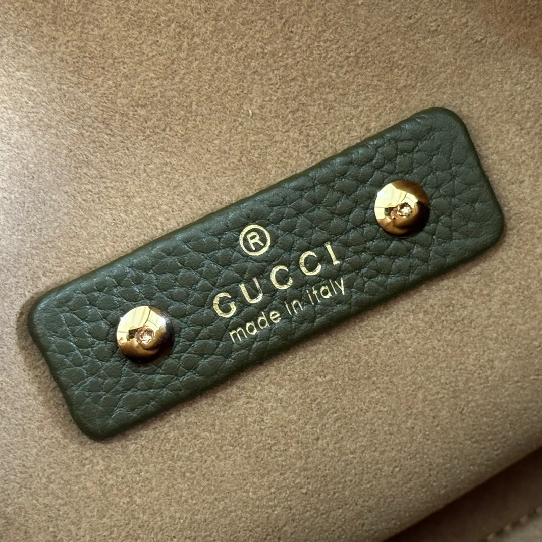p1320. 💋💋💋【Full set of packaging at the counter】This Gucci Softbit series shoulder bag is ingeniously integrated with the brand's classic equestrian style accessories in the shape of a large half-horse bit. Black grained calf leather Light gold tone hardware Brown microfiber lining Half horsebit closure Holds iPhone Pro Max/Plus, Airpods, long wallet and lipstick Handle height: 15 cm Magnetic closure Model number: 837333. Dimensions: 27.5cm (width) x 21cm (height) x 16cm (depth) Weight: about 0.6kg Color: green full leather/original leather. Made in Italy
