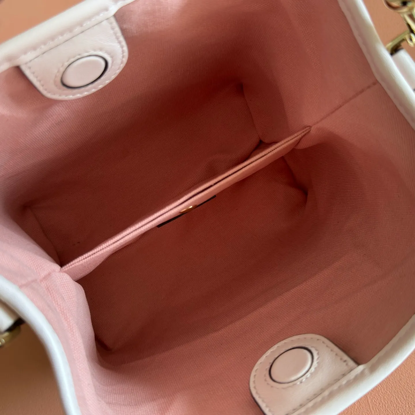 p1140. 💋💋💋【With full set of original counter packaging】GG Emblem series reinterprets the brand's timeless elegance and exquisite craftsmanship. Lined in webbed cotton, this bucket bag features an internal compartment for added functionality. Apricot pink GG printed embossed calf leather Light gold tone hardware Taupe cotton and linen lining Additional D-ring for attaching removable items Interior: two compartments and a central snap compartment Top handle with hook closure (height: 14 cm) Removable and adjustable calf leather shoulder strap (height: 52 cm - 57.5 cm; length: 107 cm - 114 cm) Magnetic snap closure Ident No.: 815118. Dimensions: 19cm (W) x 18cm (H) x 11cm (D) Weight: Approx. 0.45kg Color: Apricot Pink/Embossed. Made in Italy