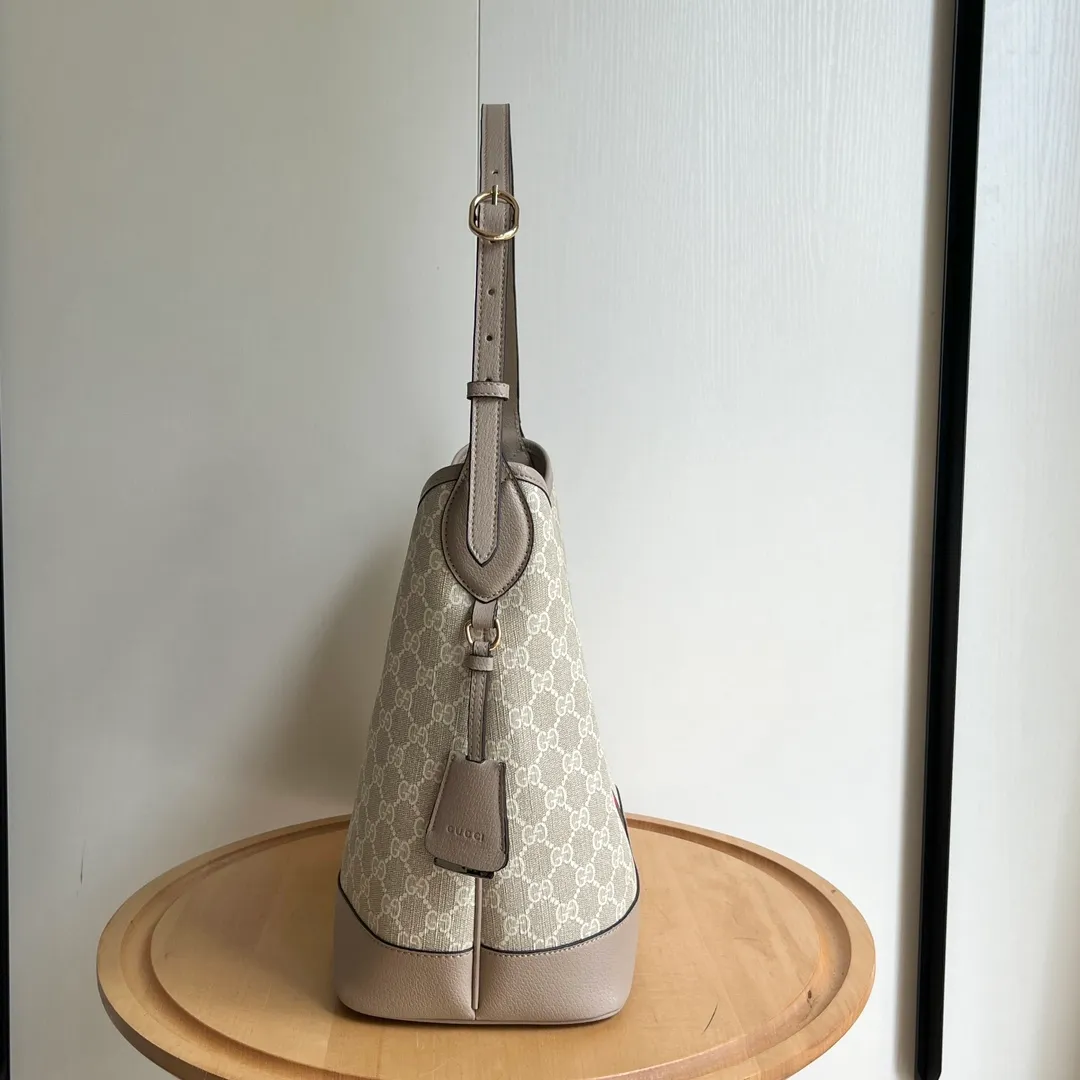 Actual shot #💰300 Model 781392 Large Size 34/32/17cm Gucci Ophidia hobo underarm bag Today’s aura is given by hobo! ! ! This bag really blends into daily life, casual and fashionable. The bag has a large capacity but is light and compact, which can be very suitable for daily outings. The shoulder straps are longer than ordinary armpit bags and can be adjusted. I fell in love at first sight and can be used fashionably at the same time!