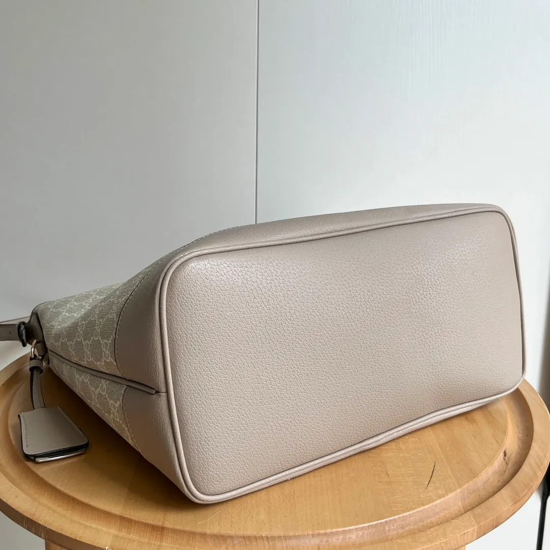 Actual shot #💰300 Model 781392 Large Size 34/32/17cm Gucci Ophidia hobo underarm bag Today’s aura is given by hobo! ! ! This bag really blends into daily life, casual and fashionable. The bag has a large capacity but is light and compact, which can be very suitable for daily outings. The shoulder straps are longer than ordinary armpit bags and can be adjusted. I fell in love at first sight and can be used fashionably at the same time!