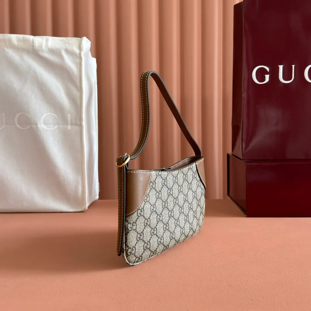p800. 💋💋💋【Configured with full package at counter】The GG Emblem series reinterprets the brand's timeless elegance and exquisite craftsmanship. This light pink shoulder bag is crafted from GG Monogram coated fabric. This piece is trimmed with leather piping and has a zip fastening. Light pink GG Monogram coated fabric Pink leather trim Web taffeta lining Adjustable shoulder strap (20 cm high) Zipper fastening with leather zip puller Model: 820696. Size: 19-23 cm (width) x 13 cm (height) x 2 cm (depth) Weight: about 150 grams Color: brown pvc/original leather. Made in Italy