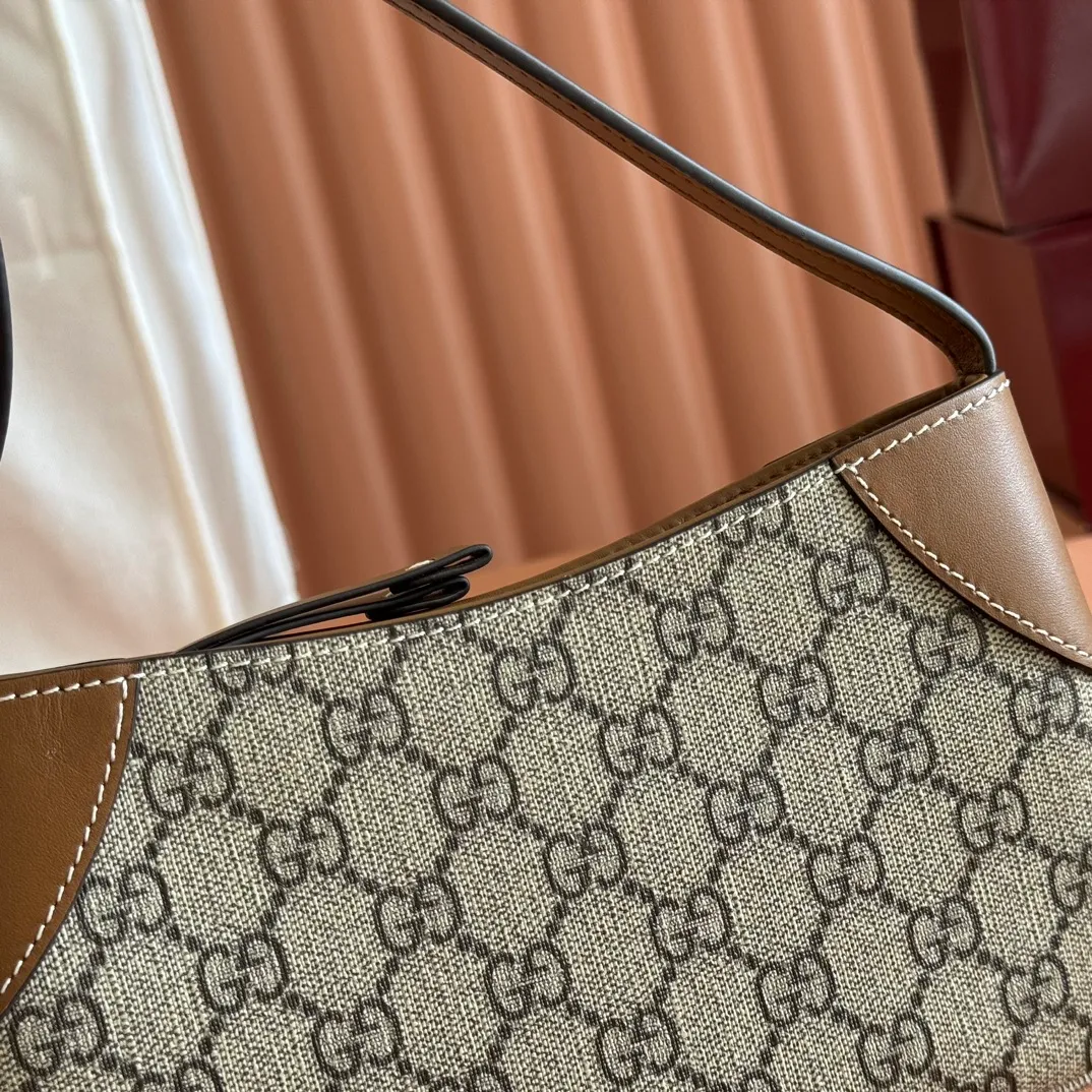 p800. 💋💋💋【Configured with full package at counter】The GG Emblem series reinterprets the brand's timeless elegance and exquisite craftsmanship. This light pink shoulder bag is crafted from GG Monogram coated fabric. This piece is trimmed with leather piping and has a zip fastening. Light pink GG Monogram coated fabric Pink leather trim Web taffeta lining Adjustable shoulder strap (20 cm high) Zipper fastening with leather zip puller Model: 820696. Size: 19-23 cm (width) x 13 cm (height) x 2 cm (depth) Weight: about 150 grams Color: brown pvc/original leather. Made in Italy