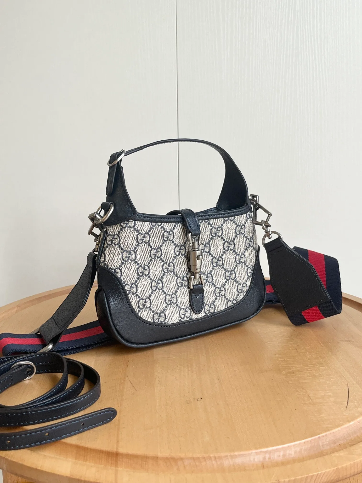 Actual shot #💰320 (double shoulder strap) Model: 685127 upgraded version Size: 19 x 13x 3cm.  Gucci UN3AG 1294 product details. Gucci's "Aria-Fashion Aria" series uses modern techniques to reinterpret classics. The Jackie 1961 series has launched a new rectangular tote bag with soft texture and flexible structure. The archive design is paired with logo details such as the all-over GG pattern and striped webbing, and exquisite accessories pay tribute to Gucci's heritage. This small bag is trimmed in black leather and features the collection's signature gold-toned push-lock hardware. Black and ivory GG denim jacquard. Black leather trim.