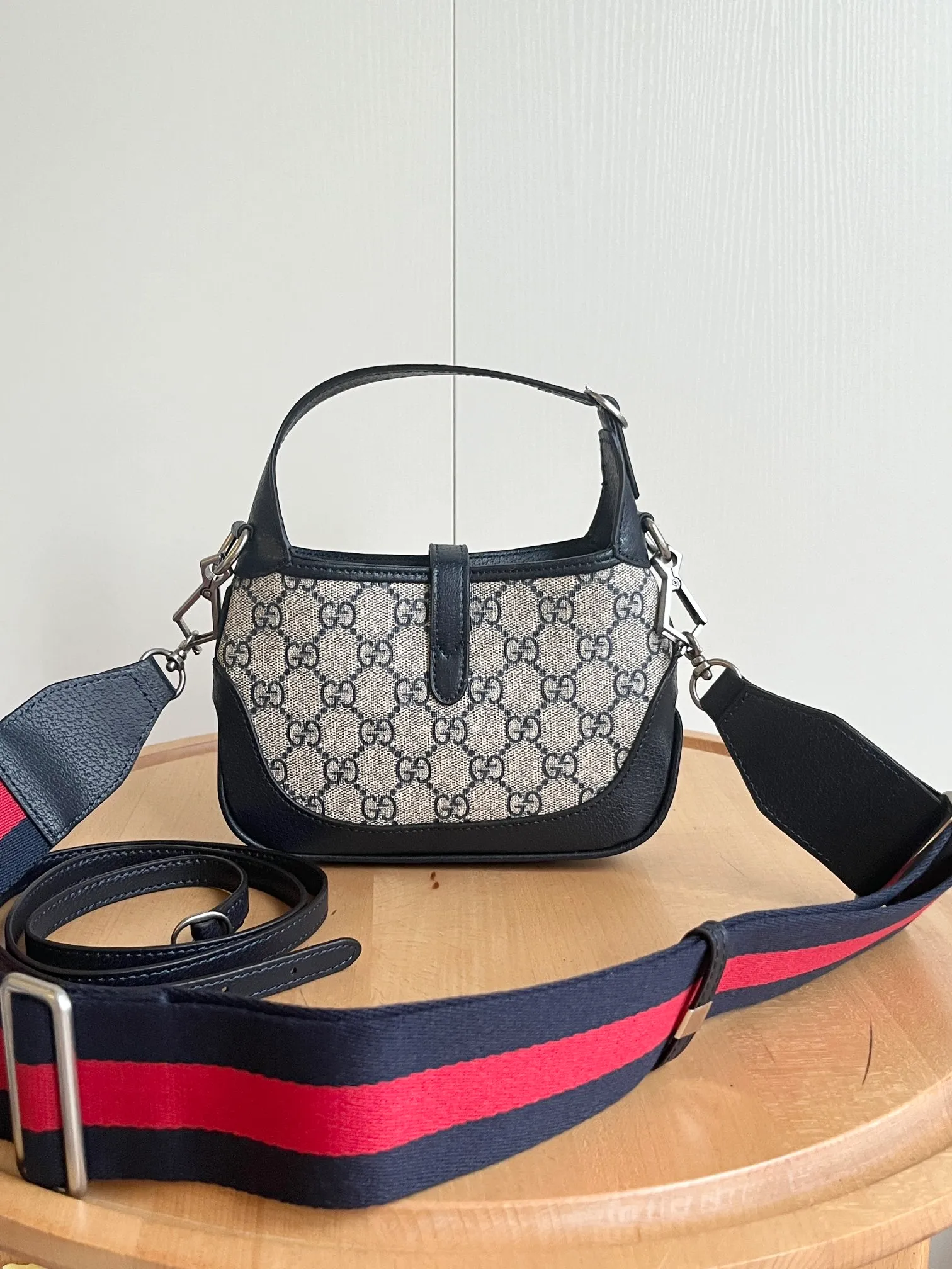 Actual shot #💰320 (double shoulder strap) Model: 685127 upgraded version Size: 19 x 13x 3cm.  Gucci UN3AG 1294 product details. Gucci's "Aria-Fashion Aria" series uses modern techniques to reinterpret classics. The Jackie 1961 series has launched a new rectangular tote bag with soft texture and flexible structure. The archive design is paired with logo details such as the all-over GG pattern and striped webbing, and exquisite accessories pay tribute to Gucci's heritage. This small bag is trimmed in black leather and features the collection's signature gold-toned push-lock hardware. Black and ivory GG denim jacquard. Black leather trim.