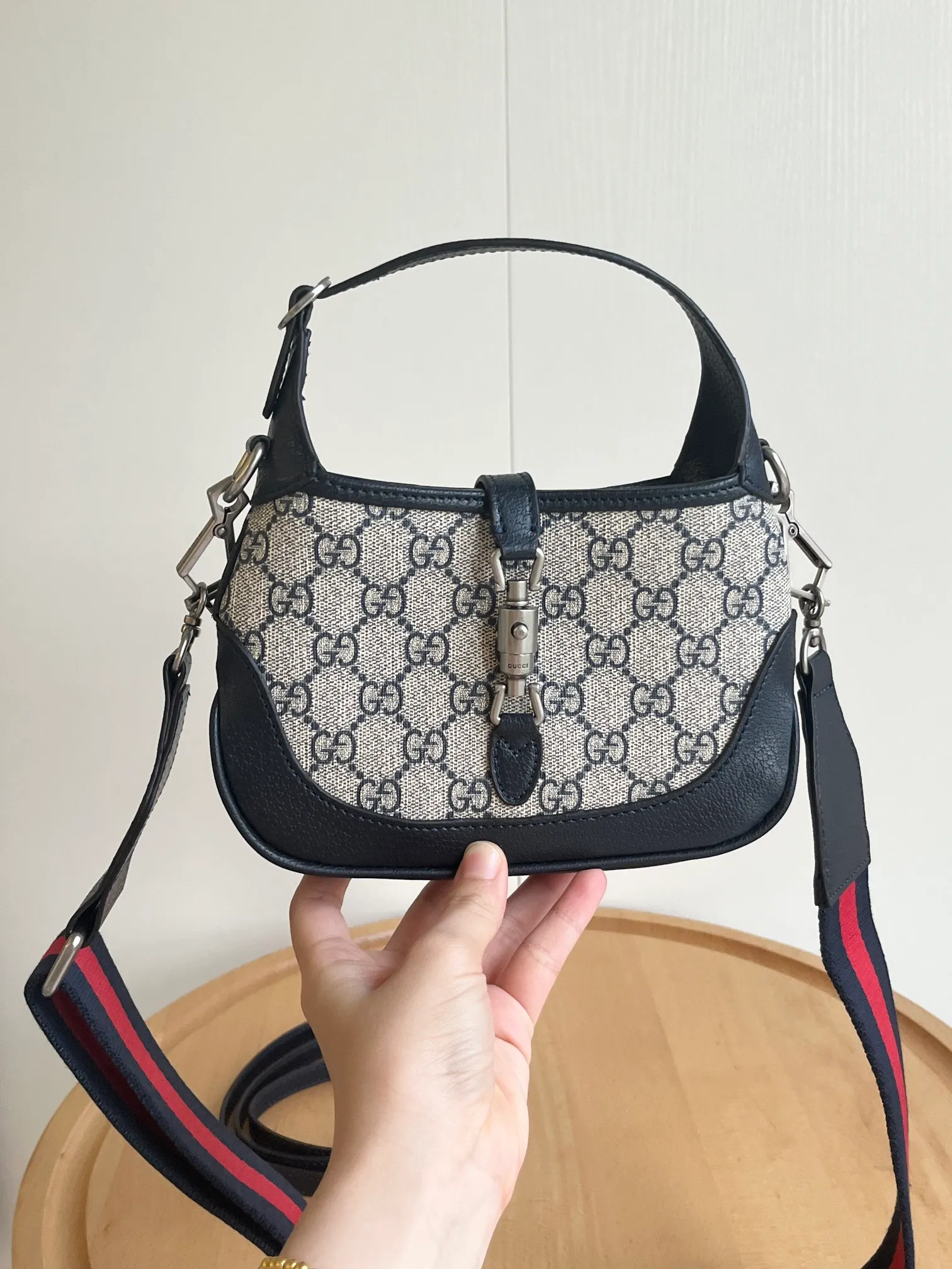 Actual shot #💰320 (double shoulder strap) Model: 685127 upgraded version Size: 19 x 13x 3cm.  Gucci UN3AG 1294 product details. Gucci's "Aria-Fashion Aria" series uses modern techniques to reinterpret classics. The Jackie 1961 series has launched a new rectangular tote bag with soft texture and flexible structure. The archive design is paired with logo details such as the all-over GG pattern and striped webbing, and exquisite accessories pay tribute to Gucci's heritage. This small bag is trimmed in black leather and features the collection's signature gold-toned push-lock hardware. Black and ivory GG denim jacquard. Black leather trim.