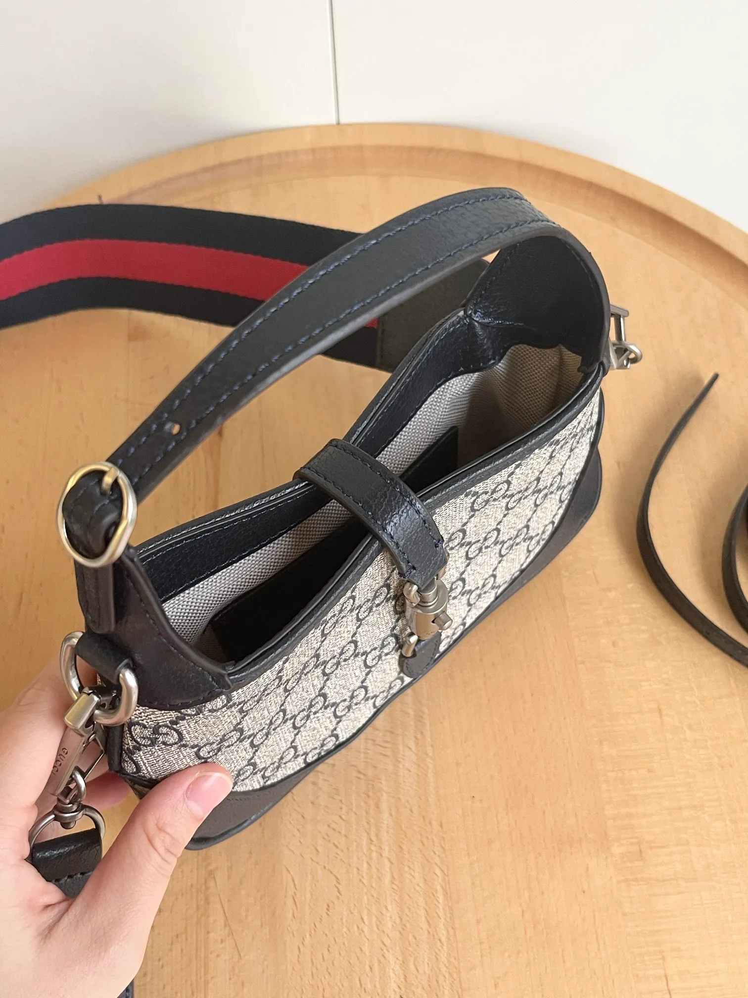 Actual shot #💰320 (double shoulder strap) Model: 685127 upgraded version Size: 19 x 13x 3cm.  Gucci UN3AG 1294 product details. Gucci's "Aria-Fashion Aria" series uses modern techniques to reinterpret classics. The Jackie 1961 series has launched a new rectangular tote bag with soft texture and flexible structure. The archive design is paired with logo details such as the all-over GG pattern and striped webbing, and exquisite accessories pay tribute to Gucci's heritage. This small bag is trimmed in black leather and features the collection's signature gold-toned push-lock hardware. Black and ivory GG denim jacquard. Black leather trim.