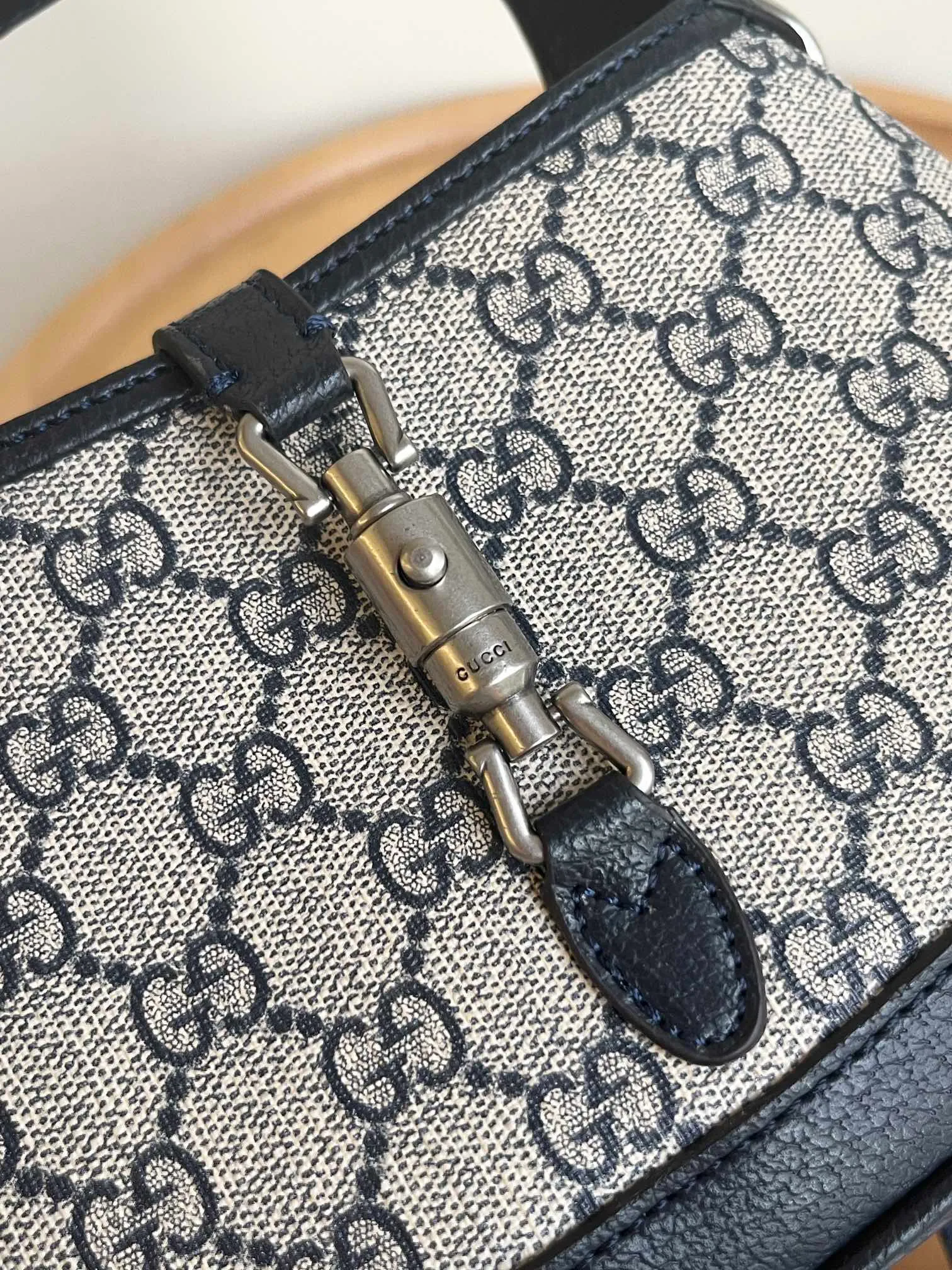 Actual shot #💰320 (double shoulder strap) Model: 685127 upgraded version Size: 19 x 13x 3cm.  Gucci UN3AG 1294 product details. Gucci's "Aria-Fashion Aria" series uses modern techniques to reinterpret classics. The Jackie 1961 series has launched a new rectangular tote bag with soft texture and flexible structure. The archive design is paired with logo details such as the all-over GG pattern and striped webbing, and exquisite accessories pay tribute to Gucci's heritage. This small bag is trimmed in black leather and features the collection's signature gold-toned push-lock hardware. Black and ivory GG denim jacquard. Black leather trim.