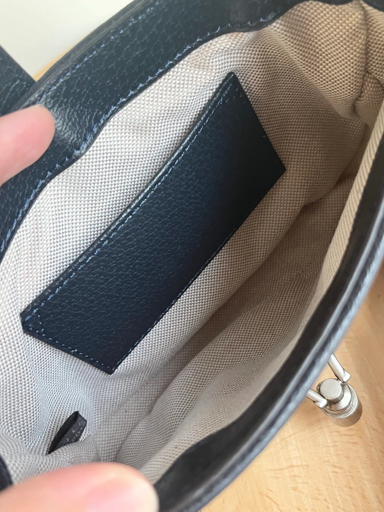 Actual shot #💰320 (double shoulder strap) Model: 685127 upgraded version Size: 19 x 13x 3cm.  Gucci UN3AG 1294 product details. Gucci's "Aria-Fashion Aria" series uses modern techniques to reinterpret classics. The Jackie 1961 series has launched a new rectangular tote bag with soft texture and flexible structure. The archive design is paired with logo details such as the all-over GG pattern and striped webbing, and exquisite accessories pay tribute to Gucci's heritage. This small bag is trimmed in black leather and features the collection's signature gold-toned push-lock hardware. Black and ivory GG denim jacquard. Black leather trim.