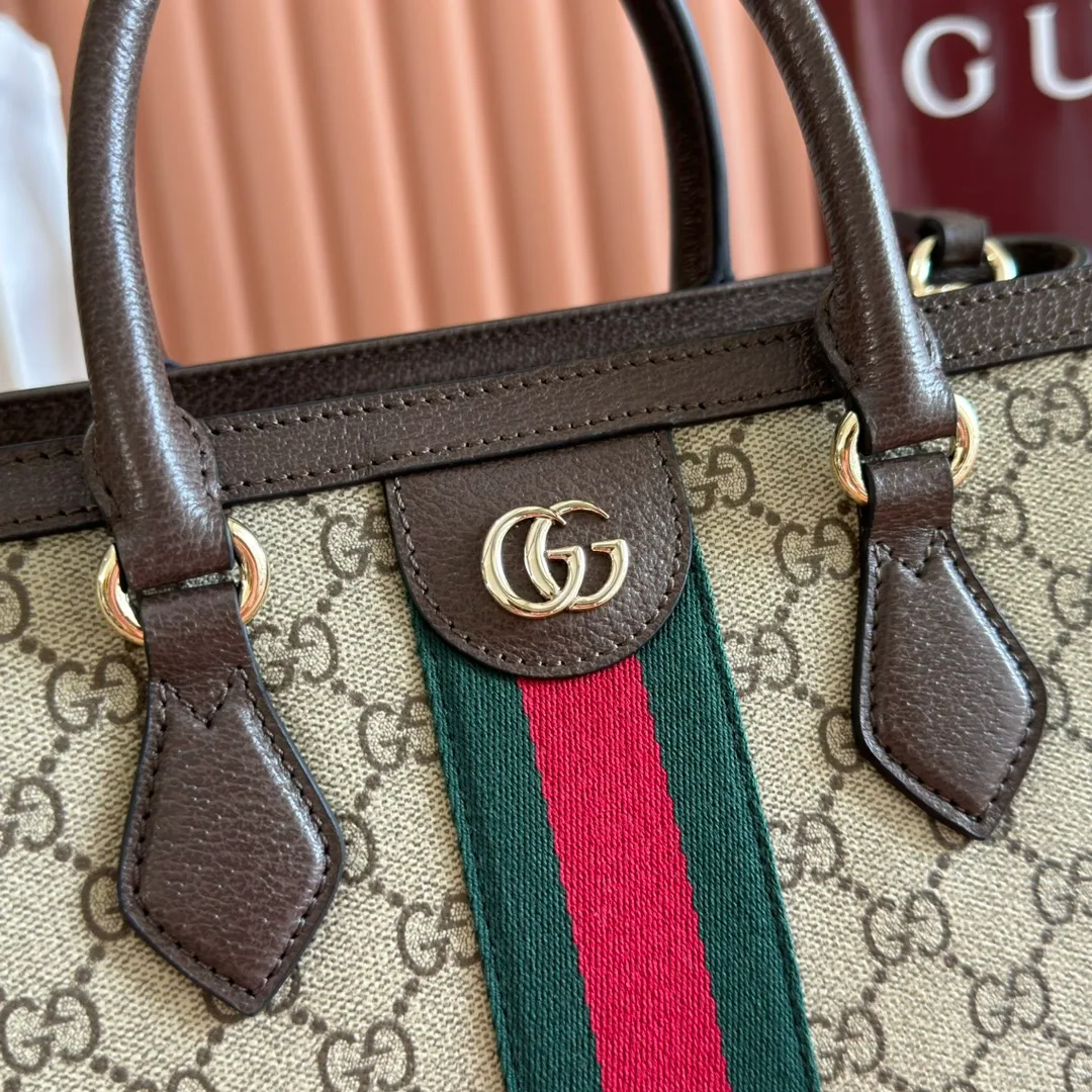 p1140. 💋💋💋"With full set of original counter packaging" [New Product] The Ophidia series dazzlingly presents novel silhouettes and functions. It is ingeniously interpreted in iconic beige and brown colors to create a new bag item with soft texture. Beige and dark brown GG canvas Brown leather piping Light gold tone hardware Green cotton lining Interior: One open pocket, one middle compartment with zipped pocket Carry handles (10cm high) Removable and adjustable leather shoulder strap (height: 50cm to 55cm; length: 108cm to 118cm) Model number: 836839 Dimensions: 33.5cm (W) x 25cm (H) x 14cm (D) Weight: about 0.95 kg Color: brown pvc. Made in Italy