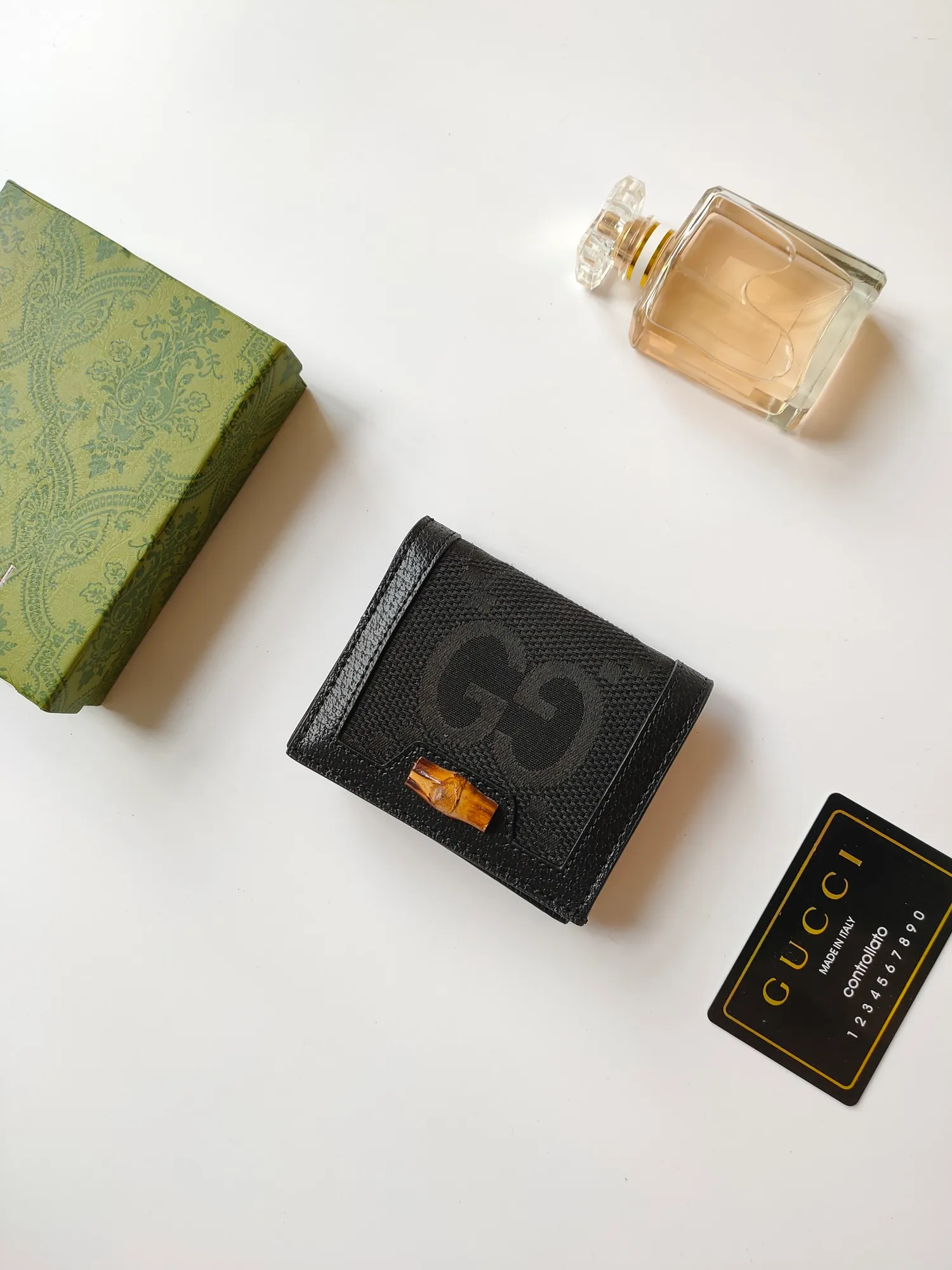 💰140💰Card holder~The wallet adopts a unique bamboo lock design, which highlights the design beauty of 𝗚𝘂𝗰𝗰𝗶, and is made of original factory calfskin! Size: 11x9x3.5cm Model: 658244