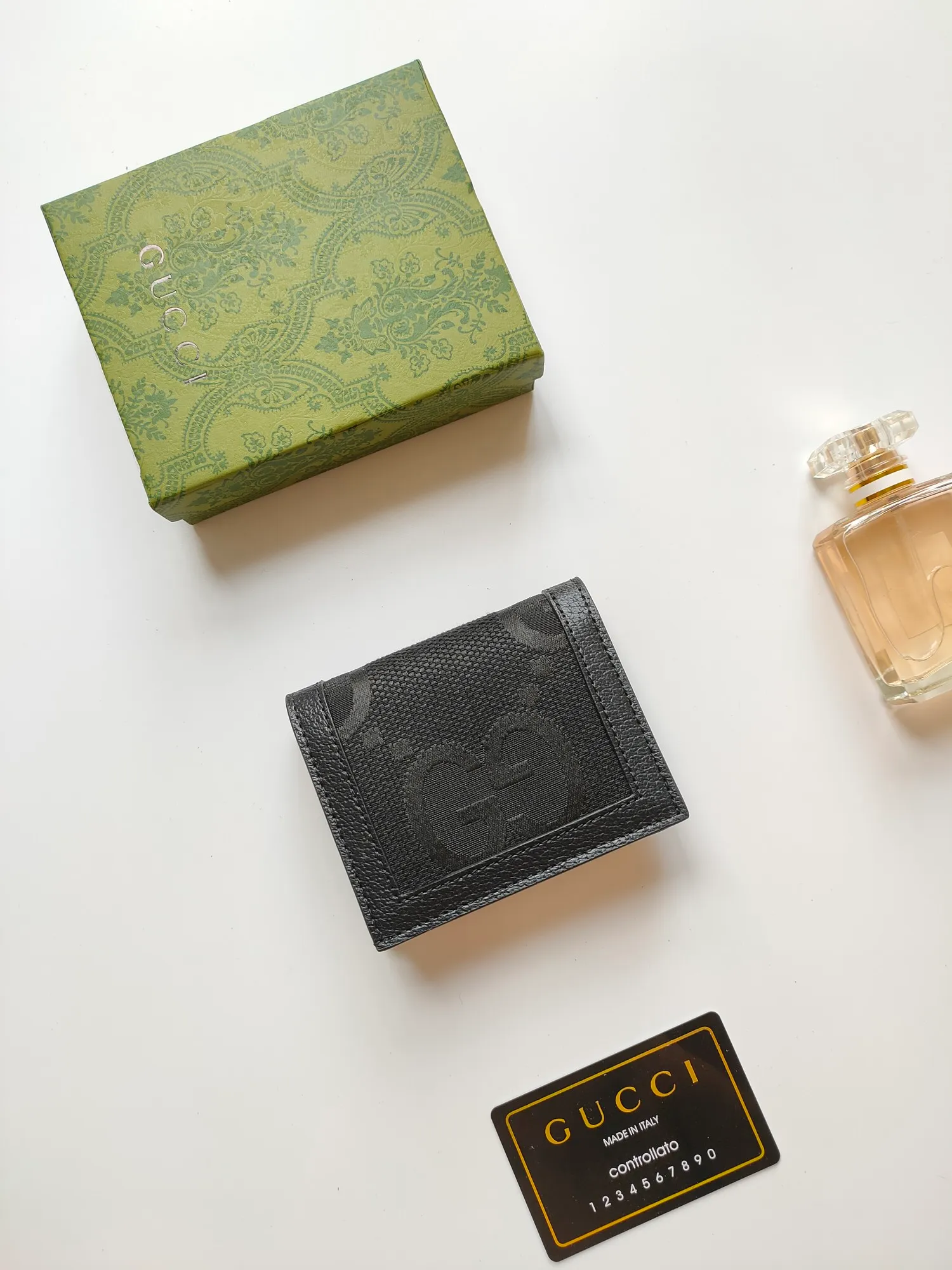 💰140💰Card holder~The wallet adopts a unique bamboo lock design, which highlights the design beauty of 𝗚𝘂𝗰𝗰𝗶, and is made of original factory calfskin! Size: 11x9x3.5cm Model: 658244
