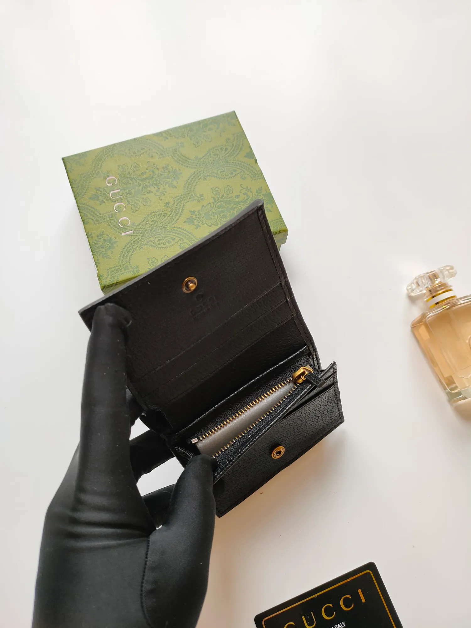 💰140💰Card holder~The wallet adopts a unique bamboo lock design, which highlights the design beauty of 𝗚𝘂𝗰𝗰𝗶, and is made of original factory calfskin! Size: 11x9x3.5cm Model: 658244