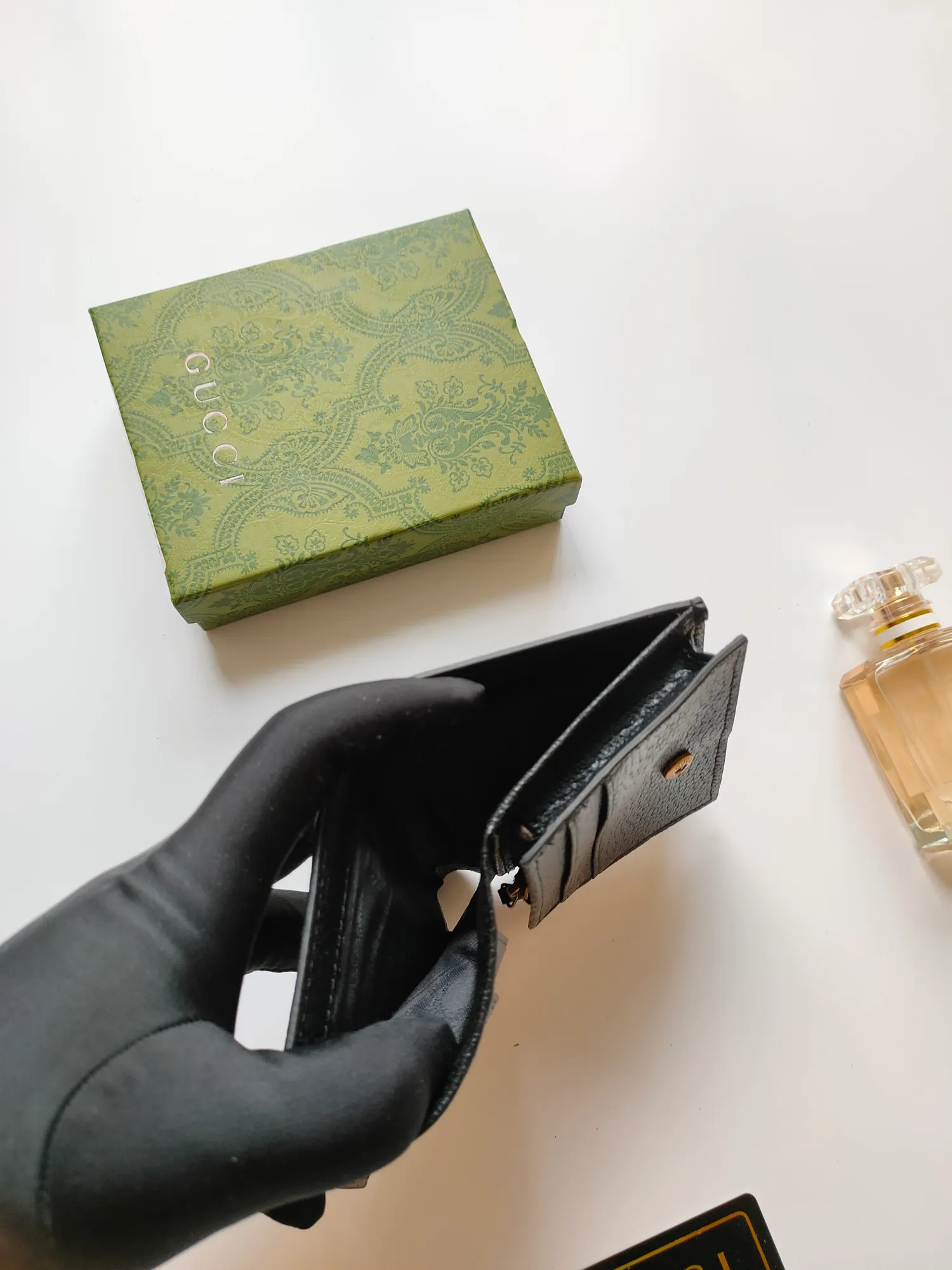 💰140💰Card holder~The wallet adopts a unique bamboo lock design, which highlights the design beauty of 𝗚𝘂𝗰𝗰𝗶, and is made of original factory calfskin! Size: 11x9x3.5cm Model: 658244