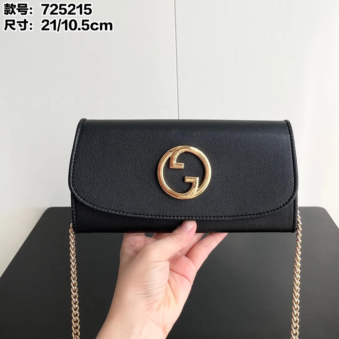Actual shot #💰260 Model: 725215 Comes with box Size: 21x10.5cm I fell in love with Gucci Blondie at first sight. Second-hand bags have always been my favorite. They are super popular now, mainly because they are so beautiful! It can be worn as an armpit bag or as a cross-body carry. Depending on your mood, I find it very retro, fashionable and fascinating to carry it either way! Many colors to choose from, running quantity models