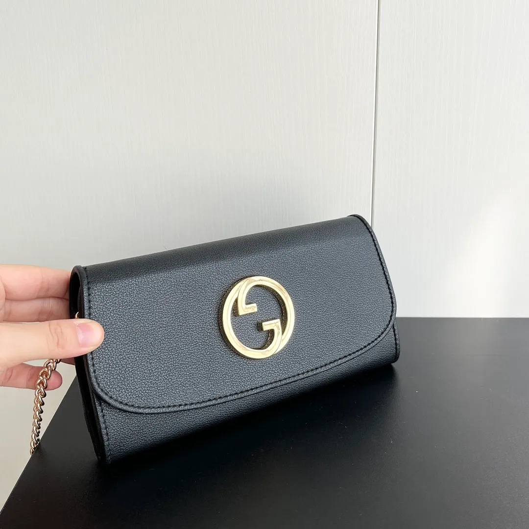 Actual shot #💰260 Model: 725215 Comes with box Size: 21x10.5cm I fell in love with Gucci Blondie at first sight. Second-hand bags have always been my favorite. They are super popular now, mainly because they are so beautiful! It can be worn as an armpit bag or as a cross-body carry. Depending on your mood, I find it very retro, fashionable and fascinating to carry it either way! Many colors to choose from, running quantity models