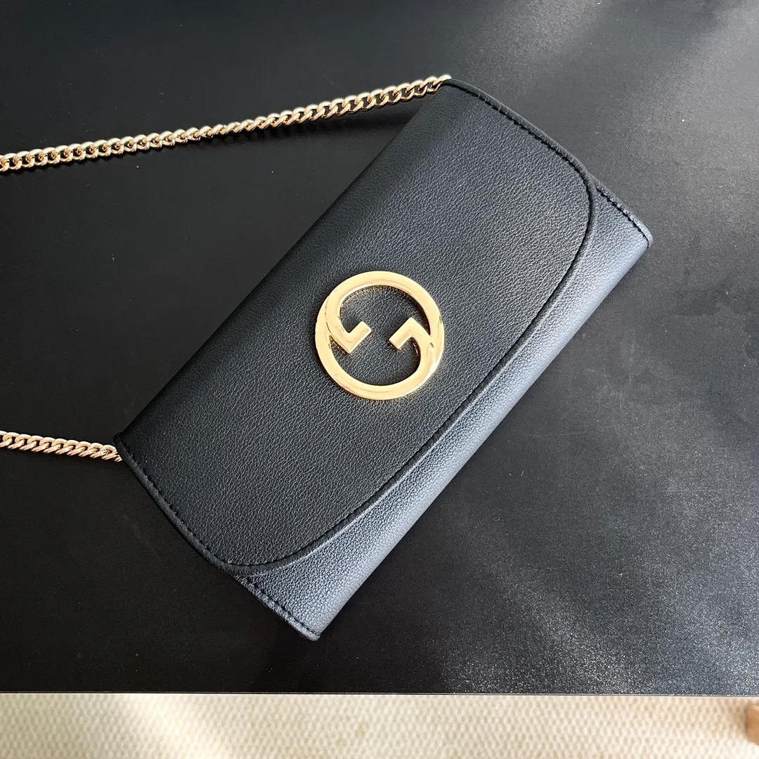 Actual shot #💰260 Model: 725215 Comes with box Size: 21x10.5cm I fell in love with Gucci Blondie at first sight. Second-hand bags have always been my favorite. They are super popular now, mainly because they are so beautiful! It can be worn as an armpit bag or as a cross-body carry. Depending on your mood, I find it very retro, fashionable and fascinating to carry it either way! Many colors to choose from, running quantity models