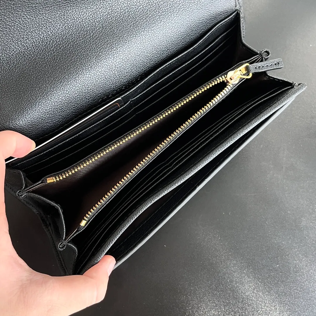 Actual shot #💰260 Model: 725215 Comes with box Size: 21x10.5cm I fell in love with Gucci Blondie at first sight. Second-hand bags have always been my favorite. They are super popular now, mainly because they are so beautiful! It can be worn as an armpit bag or as a cross-body carry. Depending on your mood, I find it very retro, fashionable and fascinating to carry it either way! Many colors to choose from, running quantity models