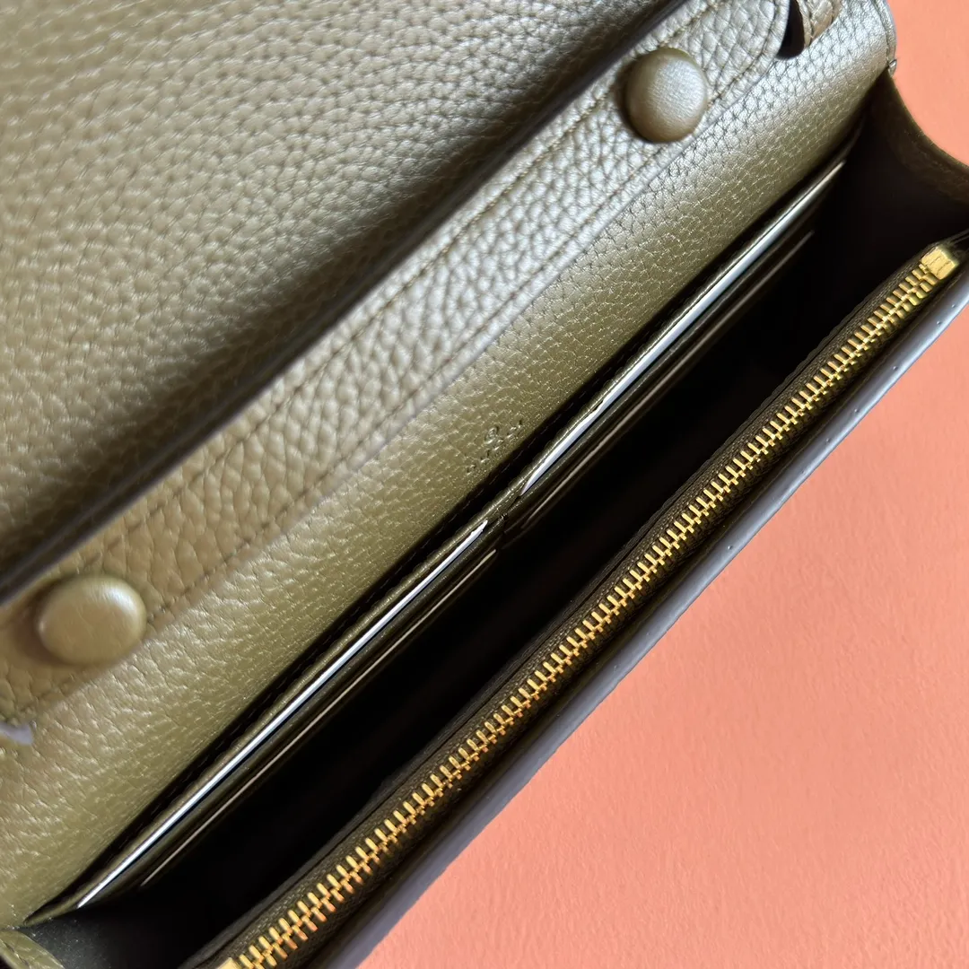 p980. 💋💋💋Original leather configuration counter complete packaging [New product] This Dionysus series chain wallet is crafted from light blue grain leather and cleverly integrated into the double tiger head lock with buttons. The shape is small and exquisite yet elegant, and equipped with a fixed chain shoulder strap, making it a sophisticated bag suitable for day and night. Light blue grained leather Light gold-tone hardware Internal: 6 card compartments, 1 zip pocket External: One flat pocket Double tiger head closure with button Weight: approx. 0.42 kg Model number: 837373. Dimensions: 20cm (width) x 11.5cm (height) x 2.5cm (depth) Color dark green full leather. Made in Italy