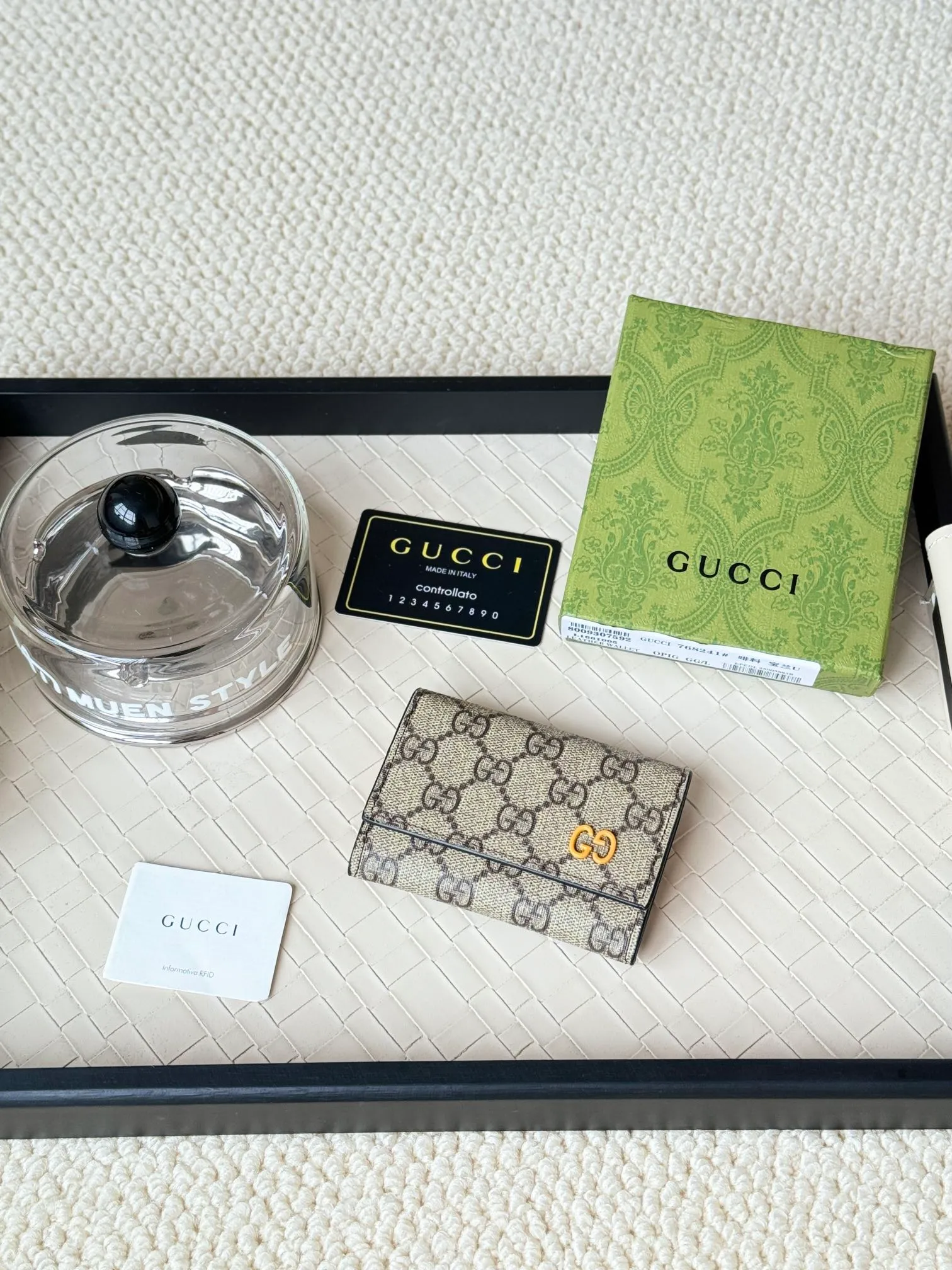 💰120 Gucci multi-functional card holder, lined with brightly colored lining, and the design of the coin bag is more practical. No.: 768241 Dimensions: 10.5x 7.0x 2.0 cm Small and exquisitely designed card holder, perfect for handbags or briefcases, both practical and beautiful!