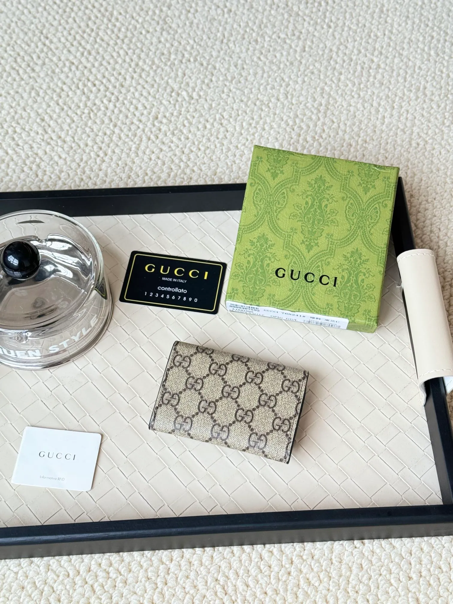 💰120 Gucci multi-functional card holder, lined with brightly colored lining, and the design of the coin bag is more practical. No.: 768241 Dimensions: 10.5x 7.0x 2.0 cm Small and exquisitely designed card holder, perfect for handbags or briefcases, both practical and beautiful!