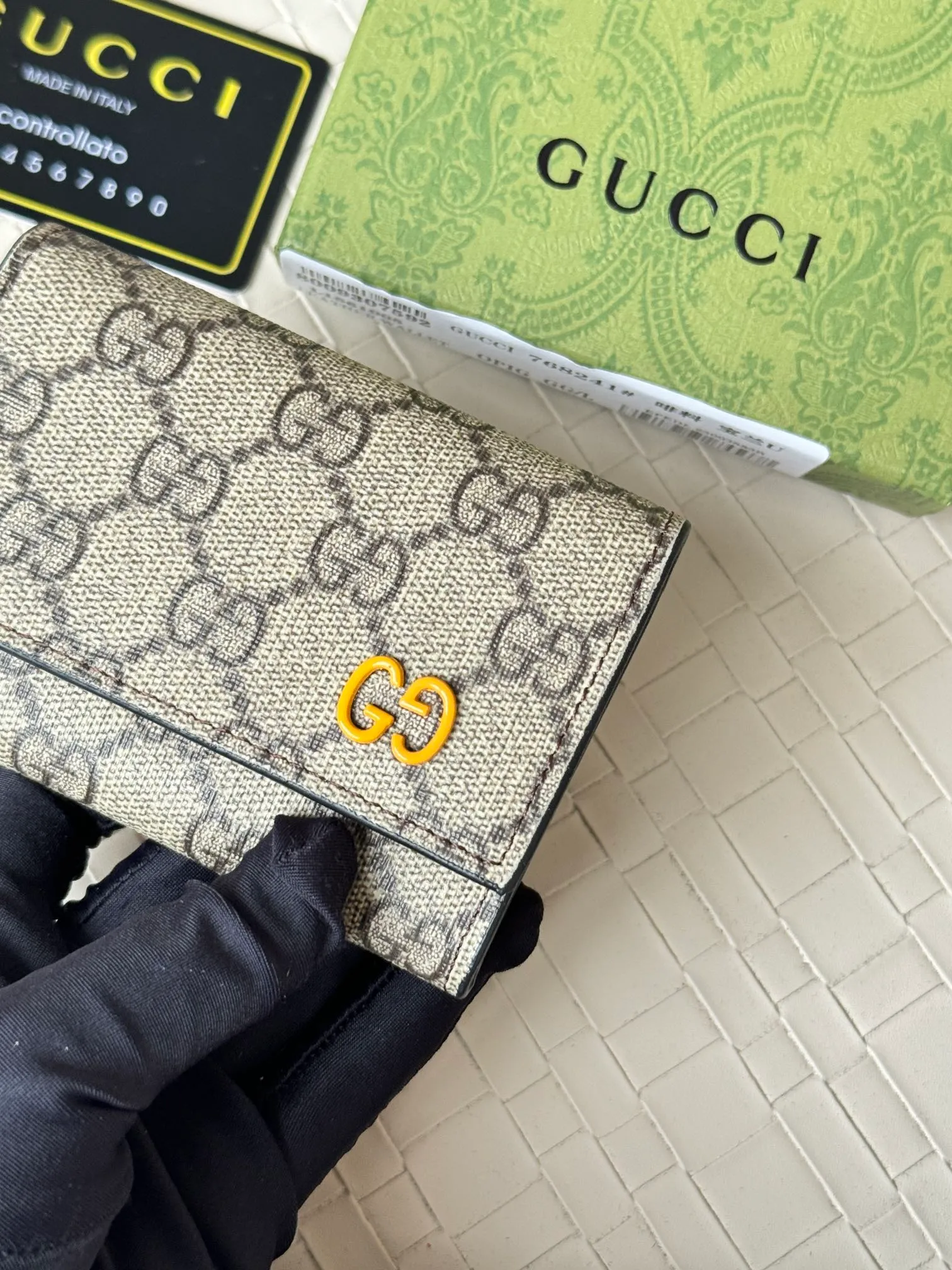 💰120 Gucci multi-functional card holder, lined with brightly colored lining, and the design of the coin bag is more practical. No.: 768241 Dimensions: 10.5x 7.0x 2.0 cm Small and exquisitely designed card holder, perfect for handbags or briefcases, both practical and beautiful!