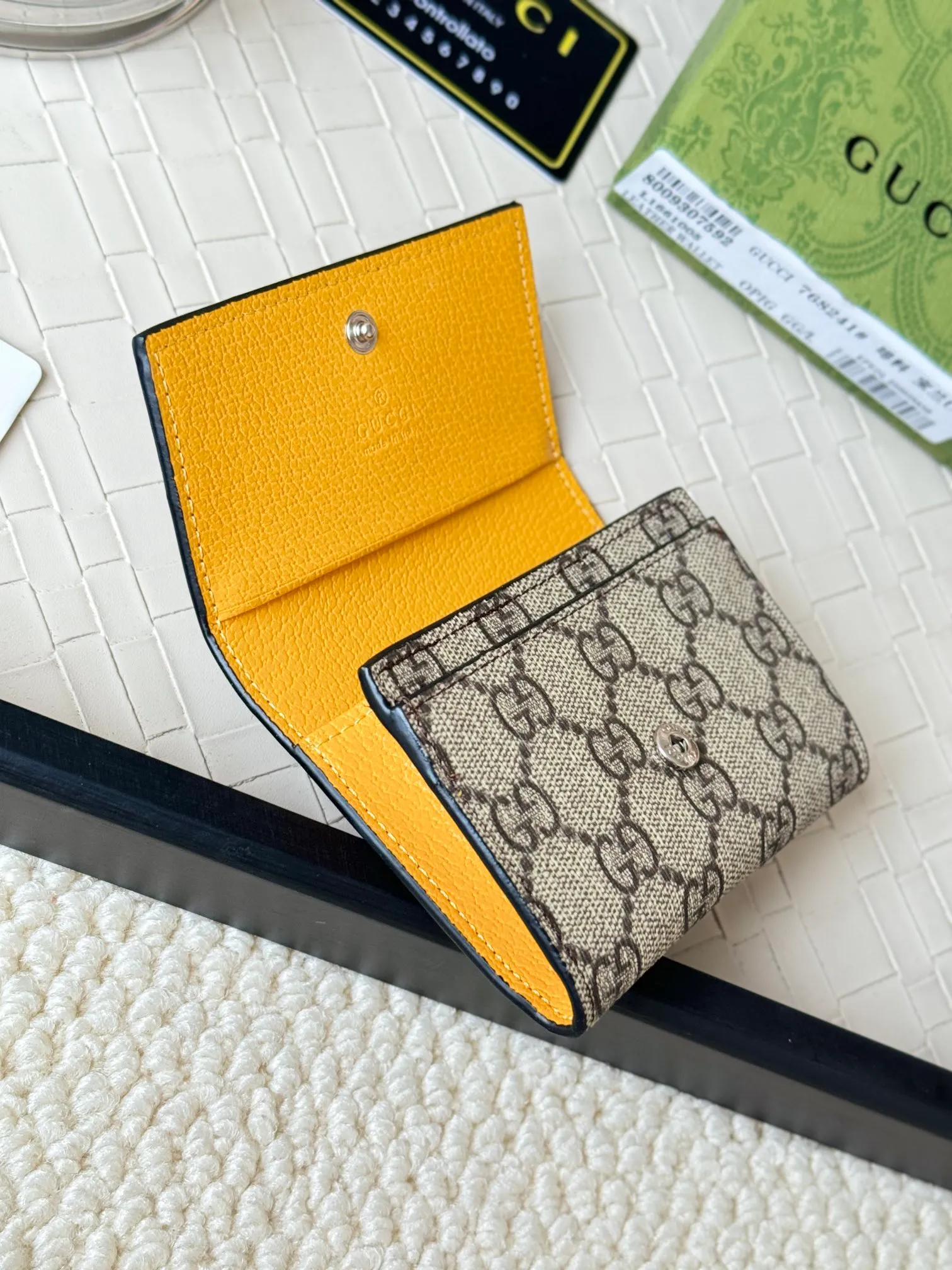 💰120 Gucci multi-functional card holder, lined with brightly colored lining, and the design of the coin bag is more practical. No.: 768241 Dimensions: 10.5x 7.0x 2.0 cm Small and exquisitely designed card holder, perfect for handbags or briefcases, both practical and beautiful!