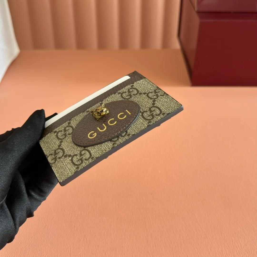 p280. 📣📣📣 [Original leather accessories🌈 Equipped with full set of packaging at the counter]🔥🔥 Top-quality products from G family ✨Synchronized with the counter, original order quality! Bi-fold wallet, central decorative print 🐅 is one of Alessandro Michele's signature details. This bi-fold wallet is made of imported first-layer cowhide and GG high-grade artificial leather. The oil edges are made of thin water-oil, and the workmanship is fine. 💃🏼Model: 597557, size: 10*7.