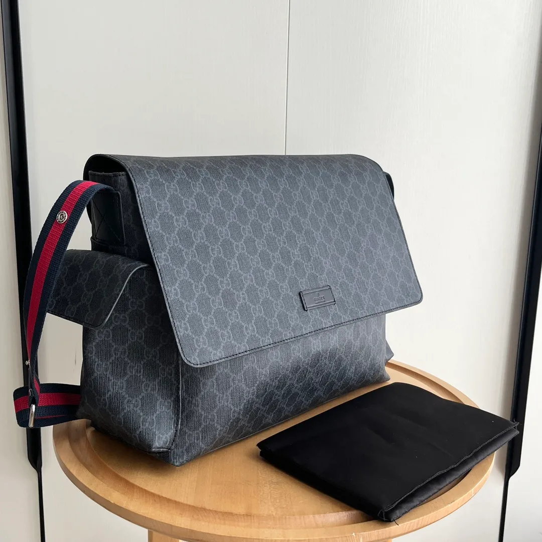 Actual shot #💰380 Model: 211131 black Size: 44×28×14cm GUCCI’s big fire mommy bag, also known as diaper bag, has a large capacity and has side pockets on both sides to hold water bottles. The large flip-top design is very convenient and comes with a folding pad. Unisex style! Made of imported fabrics and brown leather, adjustable shoulder straps
