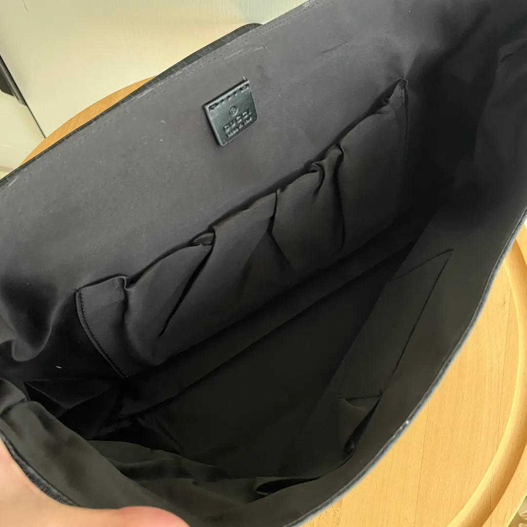 Actual shot #💰380 Model: 211131 black Size: 44×28×14cm GUCCI’s big fire mommy bag, also known as diaper bag, has a large capacity and has side pockets on both sides to hold water bottles. The large flip-top design is very convenient and comes with a folding pad. Unisex style! Made of imported fabrics and brown leather, adjustable shoulder straps