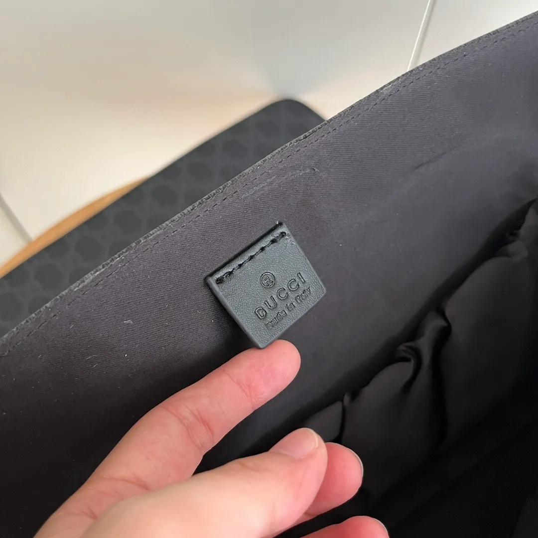 Actual shot #💰380 Model: 211131 black Size: 44×28×14cm GUCCI’s big fire mommy bag, also known as diaper bag, has a large capacity and has side pockets on both sides to hold water bottles. The large flip-top design is very convenient and comes with a folding pad. Unisex style! Made of imported fabrics and brown leather, adjustable shoulder straps