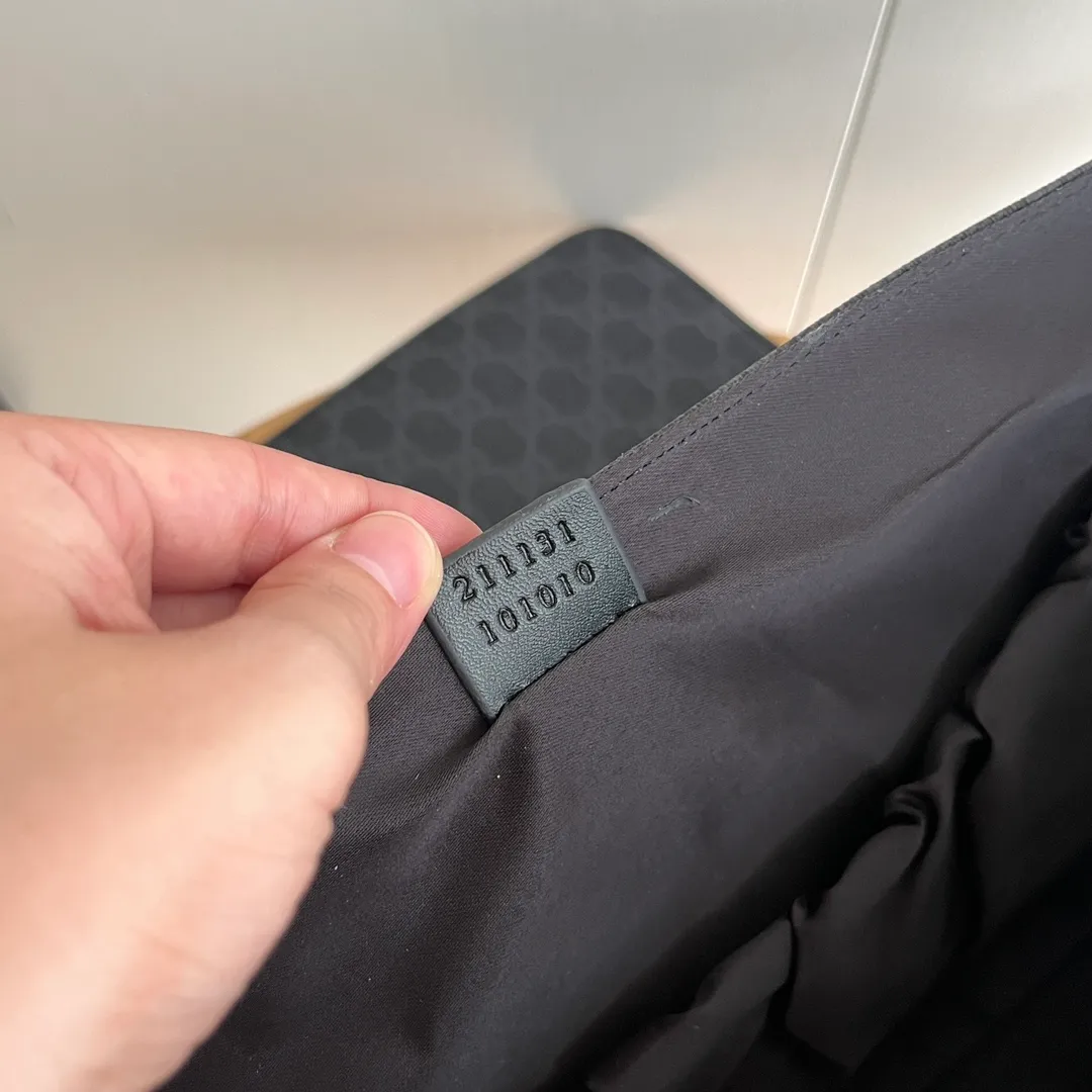 Actual shot #💰380 Model: 211131 black Size: 44×28×14cm GUCCI’s big fire mommy bag, also known as diaper bag, has a large capacity and has side pockets on both sides to hold water bottles. The large flip-top design is very convenient and comes with a folding pad. Unisex style! Made of imported fabrics and brown leather, adjustable shoulder straps
