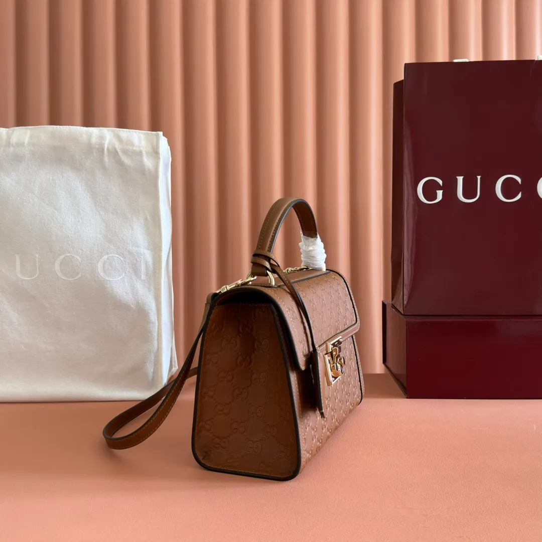 p1380. 💋💋💋 Comes with a full set of original counter packaging [New product] The Padlock series makes a stunning appearance in the 2025 autumn and winter series with fashionable silhouettes, unlocking a variety of carrying methods. This handbag is crafted from GG printed embossed cow leather. Light pink GG printed embossed calfskin Light gold tone hardware Light pink cotton lining Interior: 1 zipped pocket Exterior: 1 open pocket Handle height 7.9 cm Removable and adjustable calfskin shoulder strap (height: 54cm – 60cm; length: 114cm – 125cm) Padlock closure with calfskin keychain Ref.: 838998. Dimensions: 26cm (width) x 18cm (height) x 11.5cm (depth) Weight: approx. 0.8kg