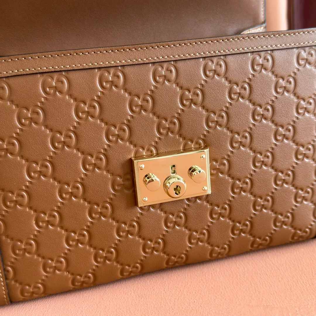 p1380. 💋💋💋 Comes with a full set of original counter packaging [New product] The Padlock series makes a stunning appearance in the 2025 autumn and winter series with fashionable silhouettes, unlocking a variety of carrying methods. This handbag is crafted from GG printed embossed cow leather. Light pink GG printed embossed calfskin Light gold tone hardware Light pink cotton lining Interior: 1 zipped pocket Exterior: 1 open pocket Handle height 7.9 cm Removable and adjustable calfskin shoulder strap (height: 54cm – 60cm; length: 114cm – 125cm) Padlock closure with calfskin keychain Ref.: 838998. Dimensions: 26cm (width) x 18cm (height) x 11.5cm (depth) Weight: approx. 0.8kg