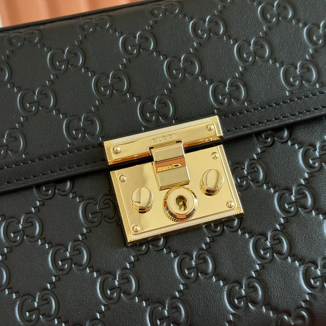 p1380. 💋💋💋 Comes with a full set of original counter packaging [New product] The Padlock series makes a stunning appearance in the 2025 autumn and winter series with fashionable silhouettes, unlocking a variety of carrying methods. This handbag is crafted from GG printed embossed cow leather. Light pink GG printed embossed calfskin Light gold tone hardware Light pink cotton lining Interior: 1 zipped pocket Exterior: 1 open pocket Handle height 7.9 cm Removable and adjustable calfskin shoulder strap (height: 54cm – 60cm; length: 114cm – 125cm) Padlock closure with calfskin keychain Ref.: 838998. Dimensions: 26cm (width) x 18cm (height) x 11.5cm (depth) Weight: approx. 0.8kg