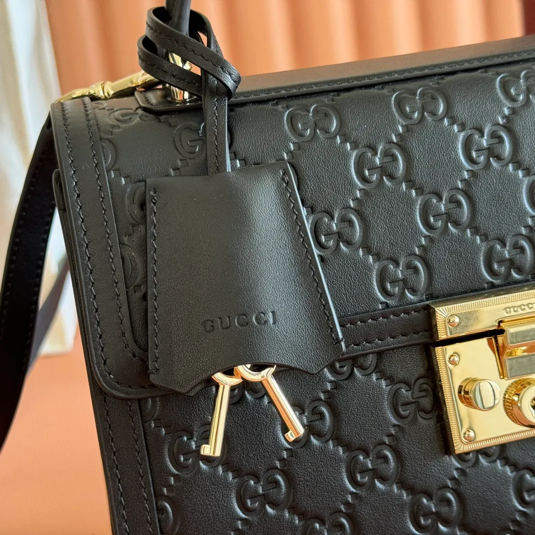 p1380. 💋💋💋 Comes with a full set of original counter packaging [New product] The Padlock series makes a stunning appearance in the 2025 autumn and winter series with fashionable silhouettes, unlocking a variety of carrying methods. This handbag is crafted from GG printed embossed cow leather. Light pink GG printed embossed calfskin Light gold tone hardware Light pink cotton lining Interior: 1 zipped pocket Exterior: 1 open pocket Handle height 7.9 cm Removable and adjustable calfskin shoulder strap (height: 54cm – 60cm; length: 114cm – 125cm) Padlock closure with calfskin keychain Ref.: 838998. Dimensions: 26cm (width) x 18cm (height) x 11.5cm (depth) Weight: approx. 0.8kg
