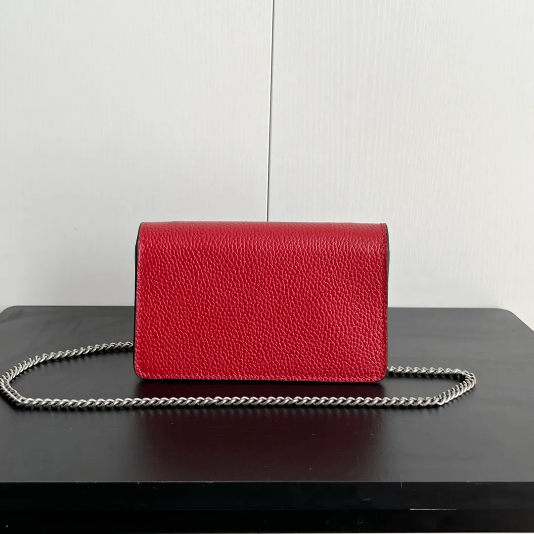 Actual shot #💰260 with box model: 476432 red leather size: 16.5x10x4.5cm 𝙂𝙪𝙘𝙘𝙞 𝘿𝙞𝙤𝙣𝙮𝙨𝙪𝙨 𝙈𝙞𝙣𝙞 16.5 Xiaogujia’s entry-level small bag is recommended. It’s not worth mentioning. It’s a classic model that can be said to be the symbol of Xiaogujia. The classic mini Dionysian buckle is paired with calfskin. This bag has a very high appearance rate. It is simply a tool for daily wear and is very popular on the street❗️
