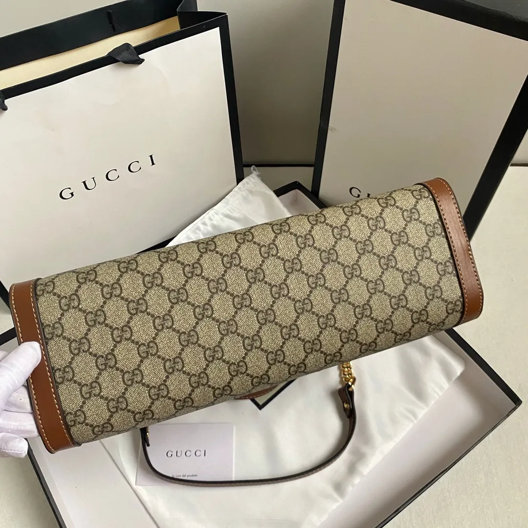 Upgraded version of real shot #💰300 Model number: 479197 large size: 35x23x14cm Gucci padlock series lock double shoulder strap shoulder bag. It is characterized by generous comfort and good accommodation. Office workers can accommodate A4 paper files and computers, and short trips can put a few clothes and basic daily necessities. It is also the best choice for going out😎Upgraded hardware texture up✅Double lining pockets and zipper lining
