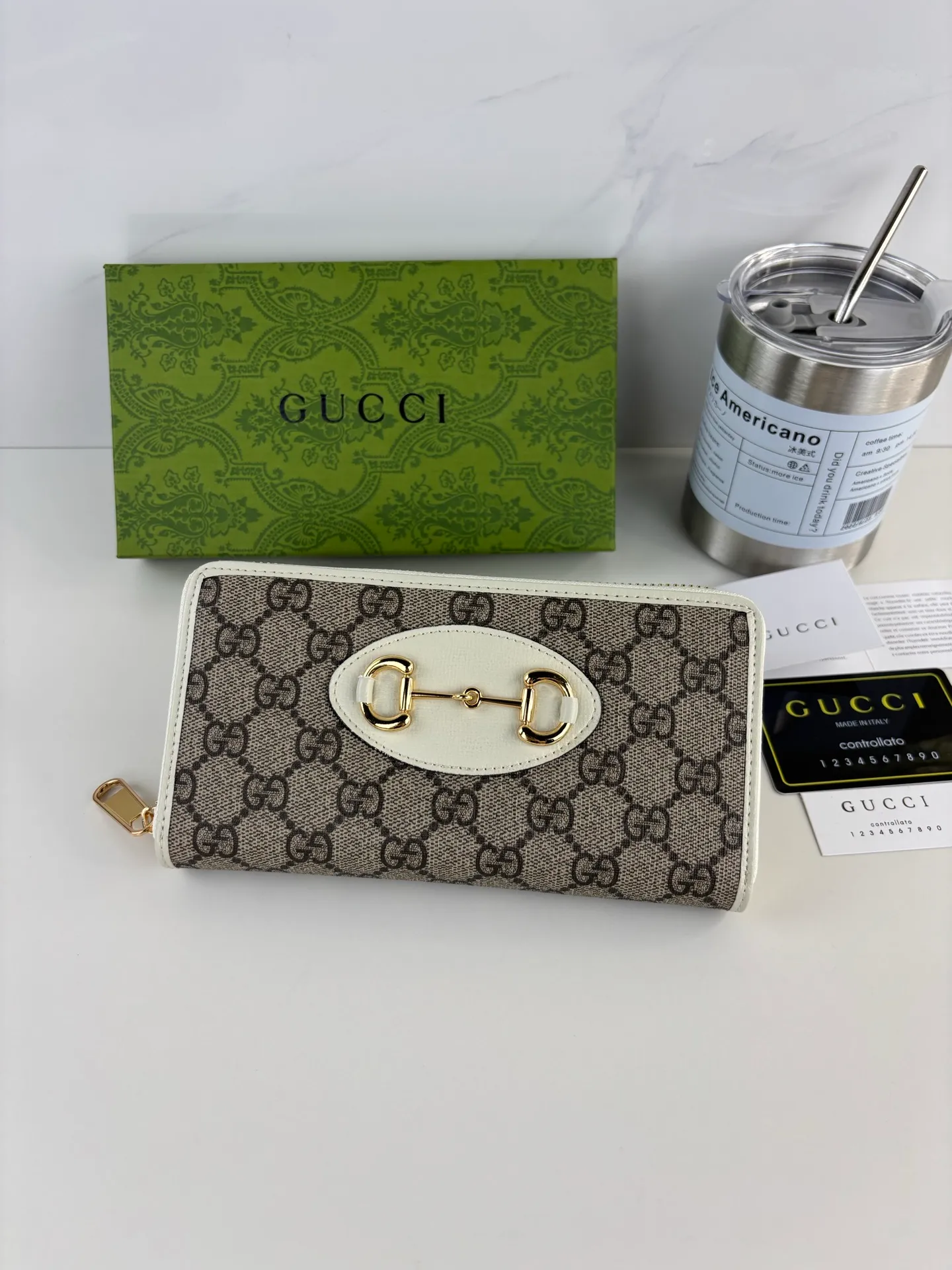 💰170 GUCCl The newly launched Gucci 1955 horsebit card holder is made of GG Supreme high-grade artificial canvas and brown leather. This series adopts the double ring and long strip design that is in line with the handbag. This detail is inspired by the equestrian origin of the brand. It is one of Gucci's classic heritage and one of the brand's most representative symbolic elements. Style No.: 621889 Size: 19.5cm x 10cm x 3cm Color: White