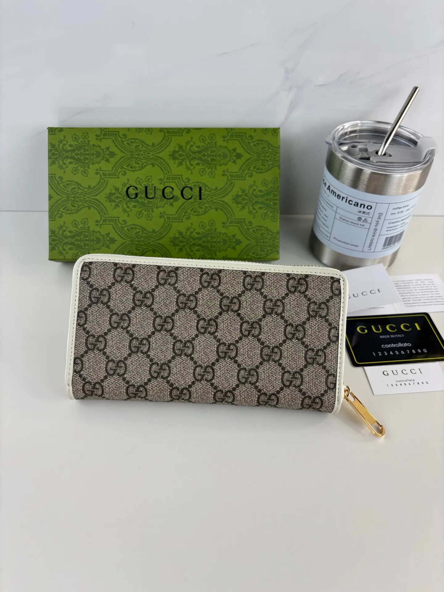💰170 GUCCl The newly launched Gucci 1955 horsebit card holder is made of GG Supreme high-grade artificial canvas and brown leather. This series adopts the double ring and long strip design that is in line with the handbag. This detail is inspired by the equestrian origin of the brand. It is one of Gucci's classic heritage and one of the brand's most representative symbolic elements. Style No.: 621889 Size: 19.5cm x 10cm x 3cm Color: White