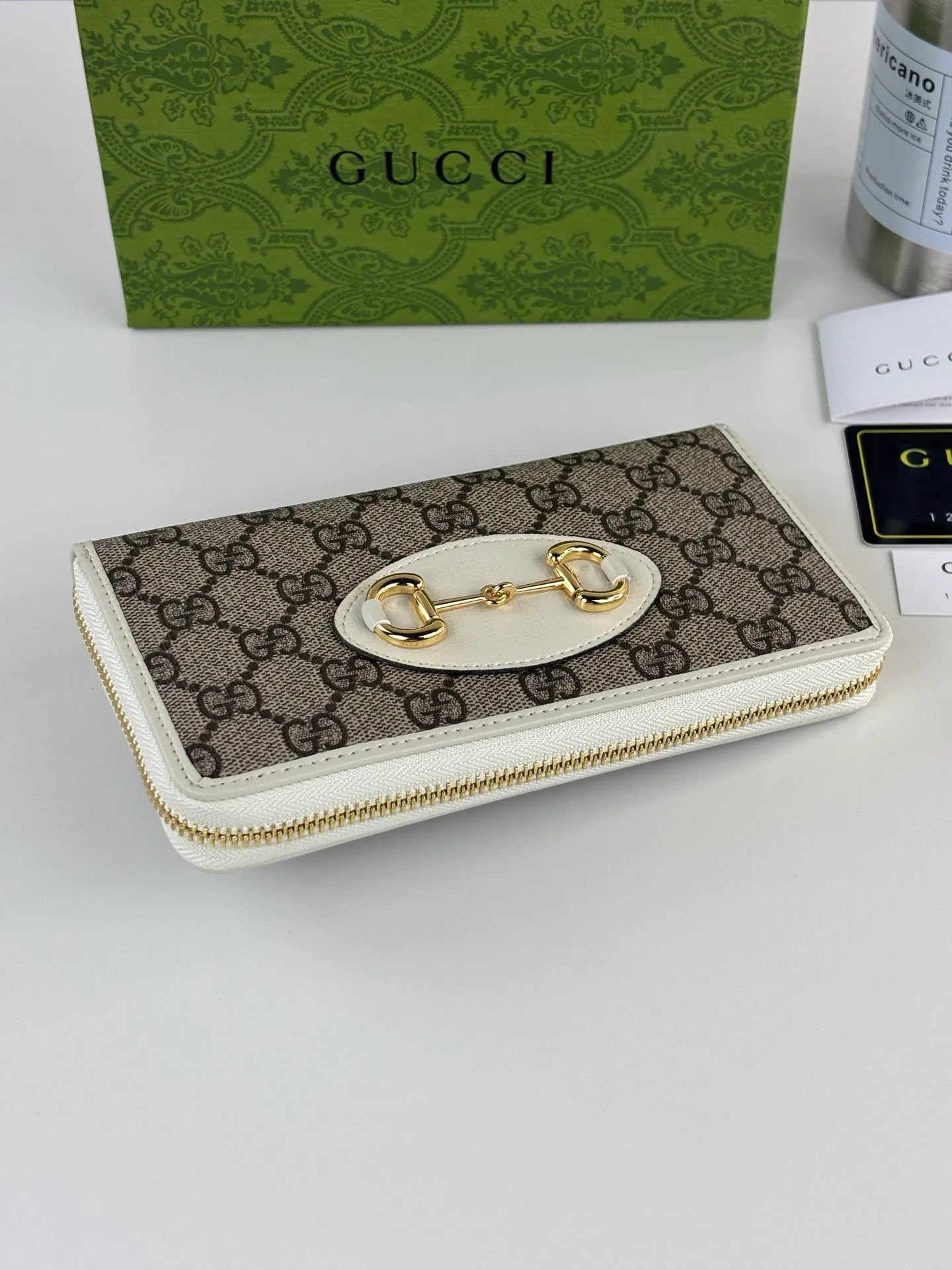 💰170 GUCCl The newly launched Gucci 1955 horsebit card holder is made of GG Supreme high-grade artificial canvas and brown leather. This series adopts the double ring and long strip design that is in line with the handbag. This detail is inspired by the equestrian origin of the brand. It is one of Gucci's classic heritage and one of the brand's most representative symbolic elements. Style No.: 621889 Size: 19.5cm x 10cm x 3cm Color: White