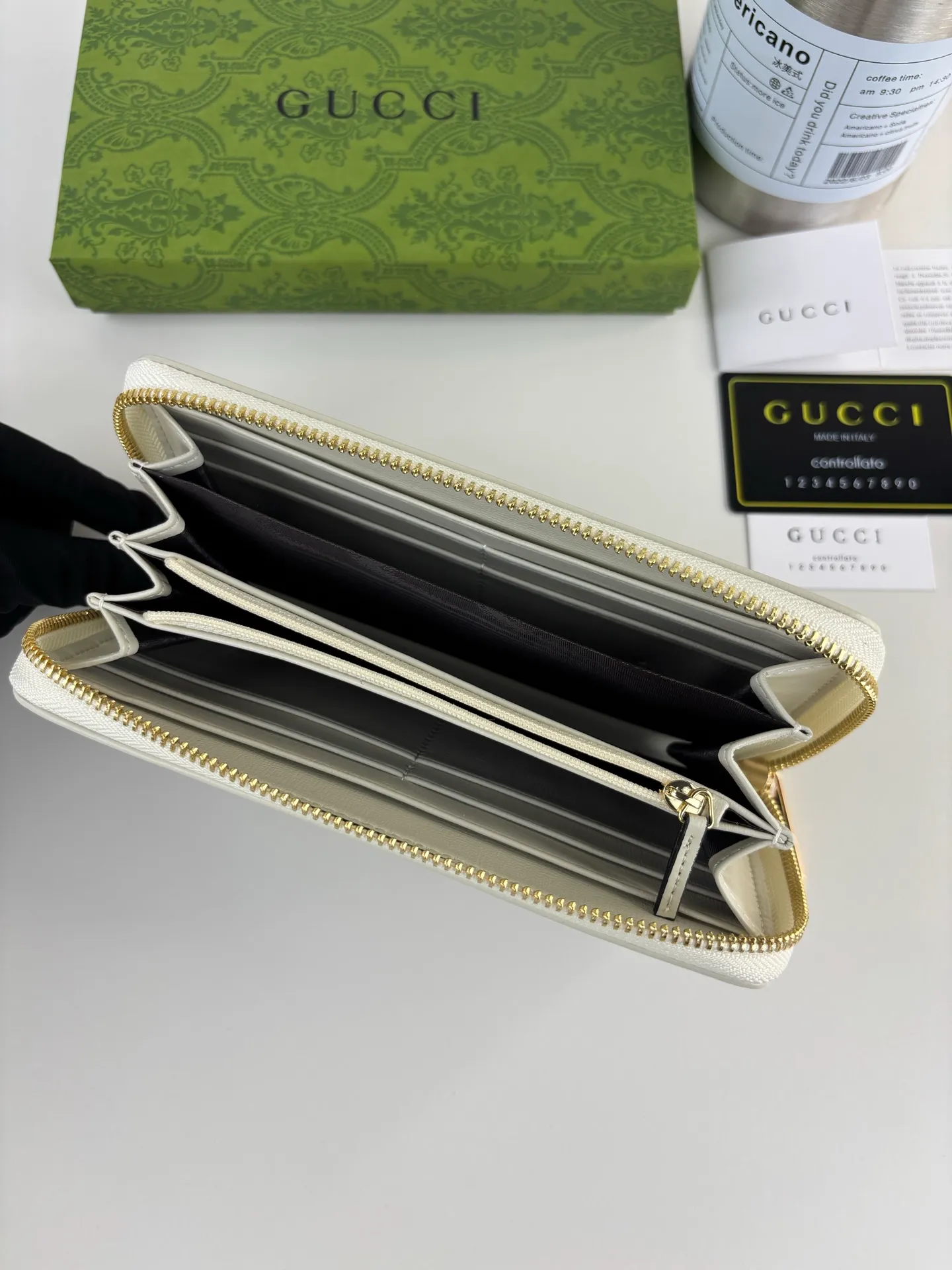 💰170 GUCCl The newly launched Gucci 1955 horsebit card holder is made of GG Supreme high-grade artificial canvas and brown leather. This series adopts the double ring and long strip design that is in line with the handbag. This detail is inspired by the equestrian origin of the brand. It is one of Gucci's classic heritage and one of the brand's most representative symbolic elements. Style No.: 621889 Size: 19.5cm x 10cm x 3cm Color: White