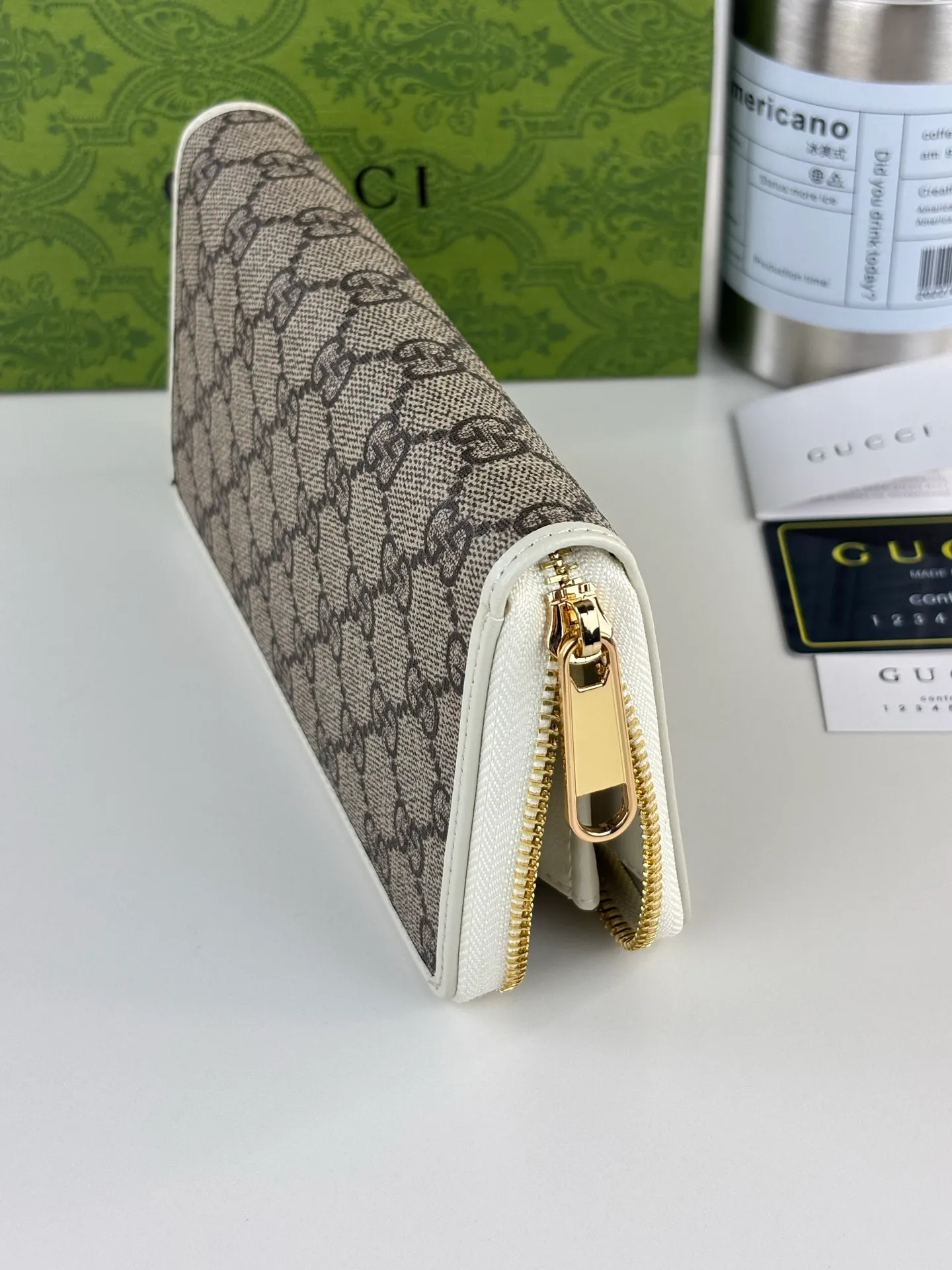 💰170 GUCCl The newly launched Gucci 1955 horsebit card holder is made of GG Supreme high-grade artificial canvas and brown leather. This series adopts the double ring and long strip design that is in line with the handbag. This detail is inspired by the equestrian origin of the brand. It is one of Gucci's classic heritage and one of the brand's most representative symbolic elements. Style No.: 621889 Size: 19.5cm x 10cm x 3cm Color: White