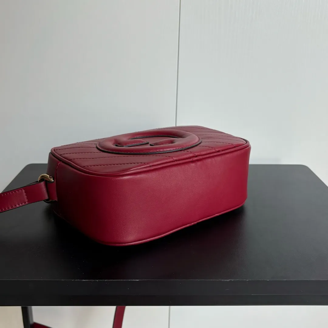 Upgraded version of real shot 💰260 𝐆𝐮𝐜𝐜𝐢 𝐁𝐥𝐨𝐧𝐝𝐢𝐞 camera bag Model: 742360 first-layer cowhide Size: 21*15.5*5.5cm The new upgraded style is more attractive! The capacity is adequate ~ the shoulder straps are adjustable